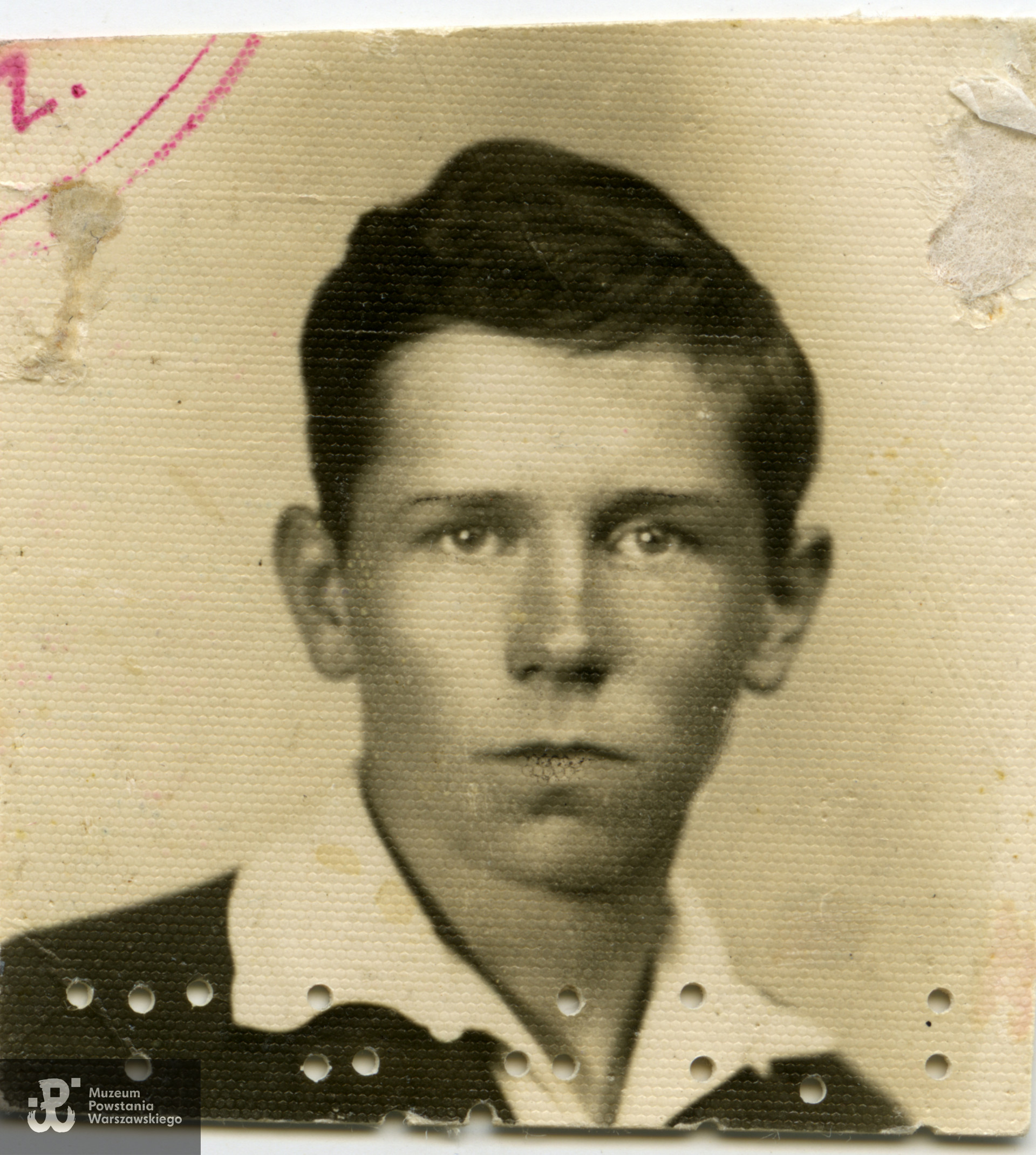 strz. Zygmunt Biernacki "Sęk" (1920-1944). Fotografia legitymacyjna ze zbiorów Muzeum Powstania Warszawskiego, sygn. MPW-IN/9404