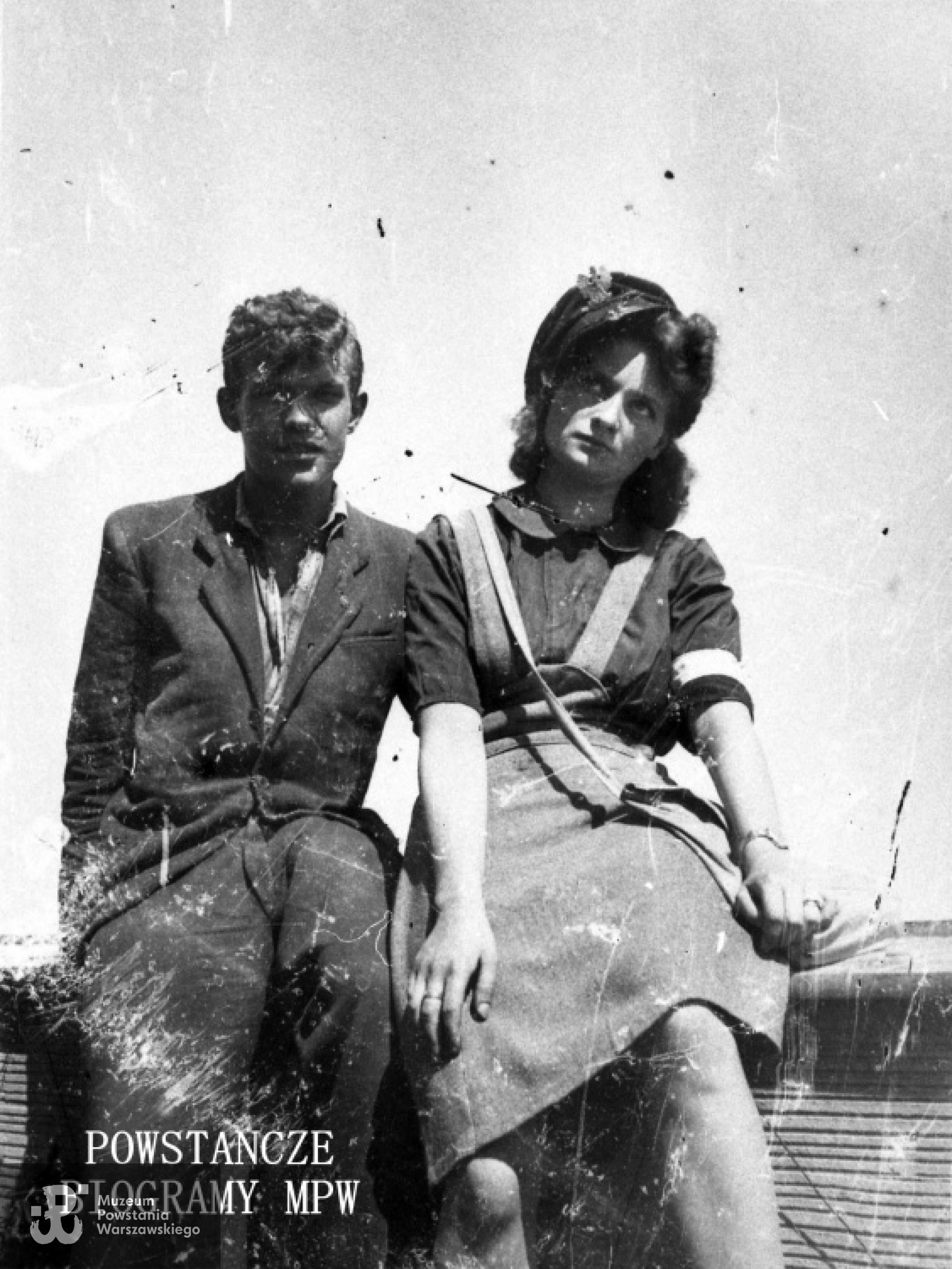 Jan Rocki "Bratek"- zgrupowanie "Żniwiarz" i  Anna (Hanka) Hołubowicz. Autorem zdjęcia jest Stefan Lewandowski. Ze zbiorów Muzeum Powstania Warszawskiego, sygn. MPW-IH/1581
