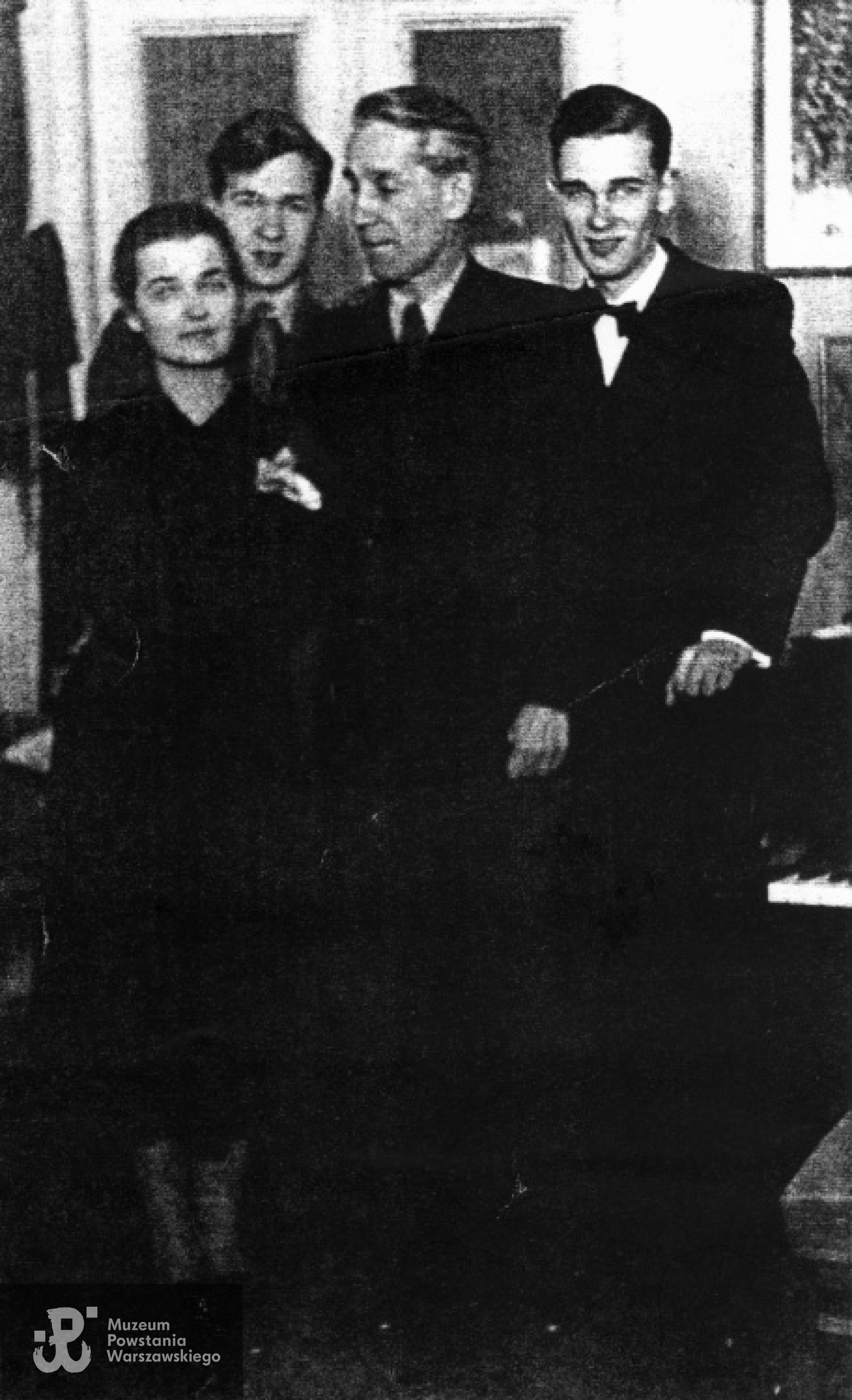 Andrzej Orłow ps."Andrzej" (pierwszy od prawej) z ojcem Grzegorzem, matką Anną z Młynarskich i bratem Romanem 26 lipca 1944 roku, w ich domu przy ul. Mokotowskiej.