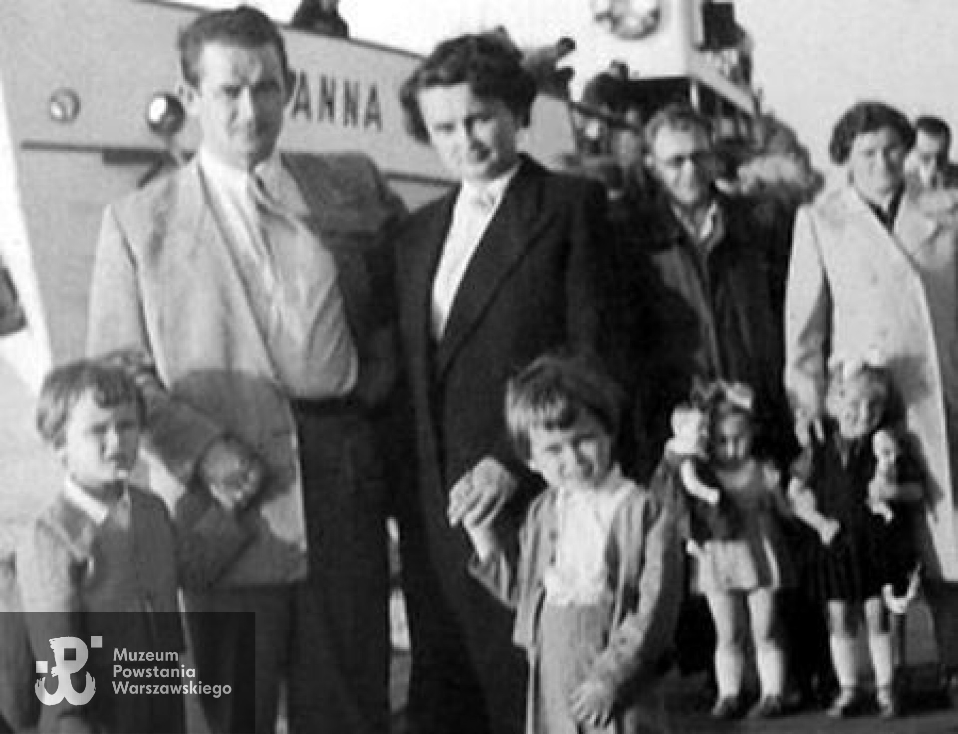 Rajmund i Jadwiga Kaczyńscy z synami, Sopot 1954. fot. Archiwum rodzinne/ East News