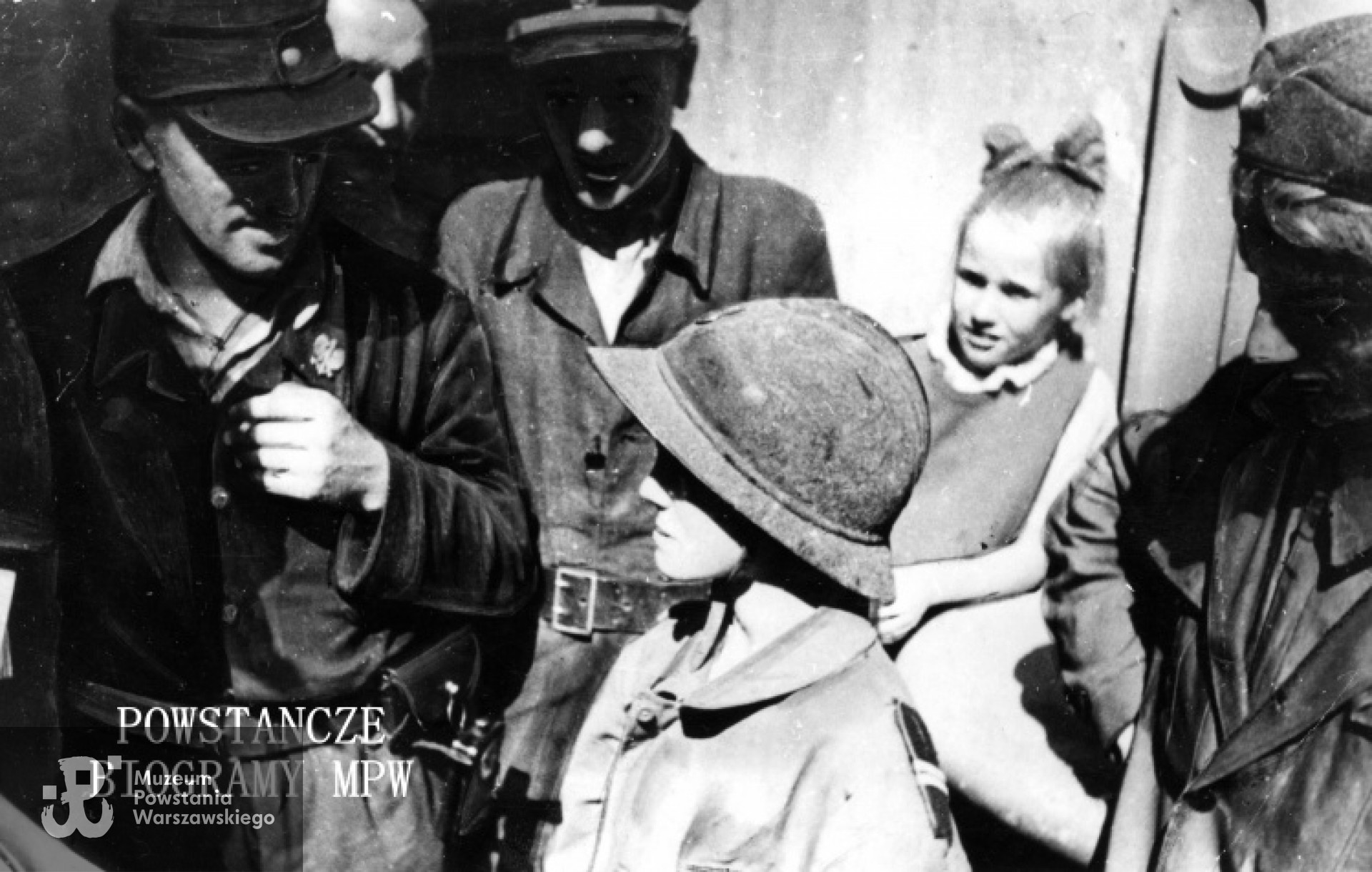 Powstanie Warszawskie. 11-letni łącznik z batalionu  "Gozdawa" -  kpr. Warszawiak - Witold Modelski. Fot. autorstwa Joachima Joachimczyka ze zbiorów Muzeum Powstania Warszawskiego, sygn. MPW-IK/1370