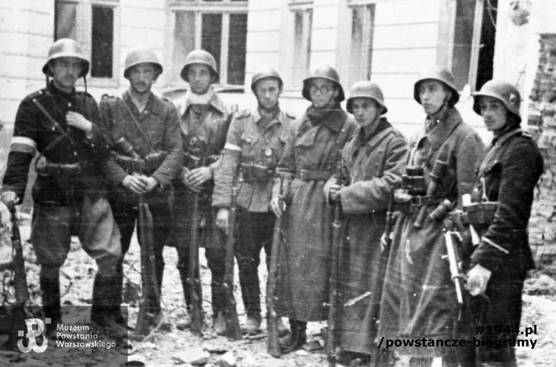 Grupa żołnierzy plut. NSZ "Sikora" komp. "A" Batalionuosłonowego AK na podwórzu kamienicy w Śródmieściu Południowym. Stoi pierwszy z lewej ppor. Henryk Czapczyk "Mirski", drugi od prawej plut. pchor. Jerzy Jankowski "Bożym", trzeci od prawej kpr. Włodzimierz Jakimowicz "Szczapa". Autorem zdjęcia jest Henryk Świercz "Świerszcz". Fot. ze zbiorów Muzeum Powstania Warszawskiego, sygn. MPW-IN/3538