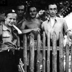 Sierpień 1944 - powstańcy z Ochoty w Lasach Chojnowskich, po ewakuacji z Warszawy. Od lewej stoją: pchor. Jerzy Santorik 