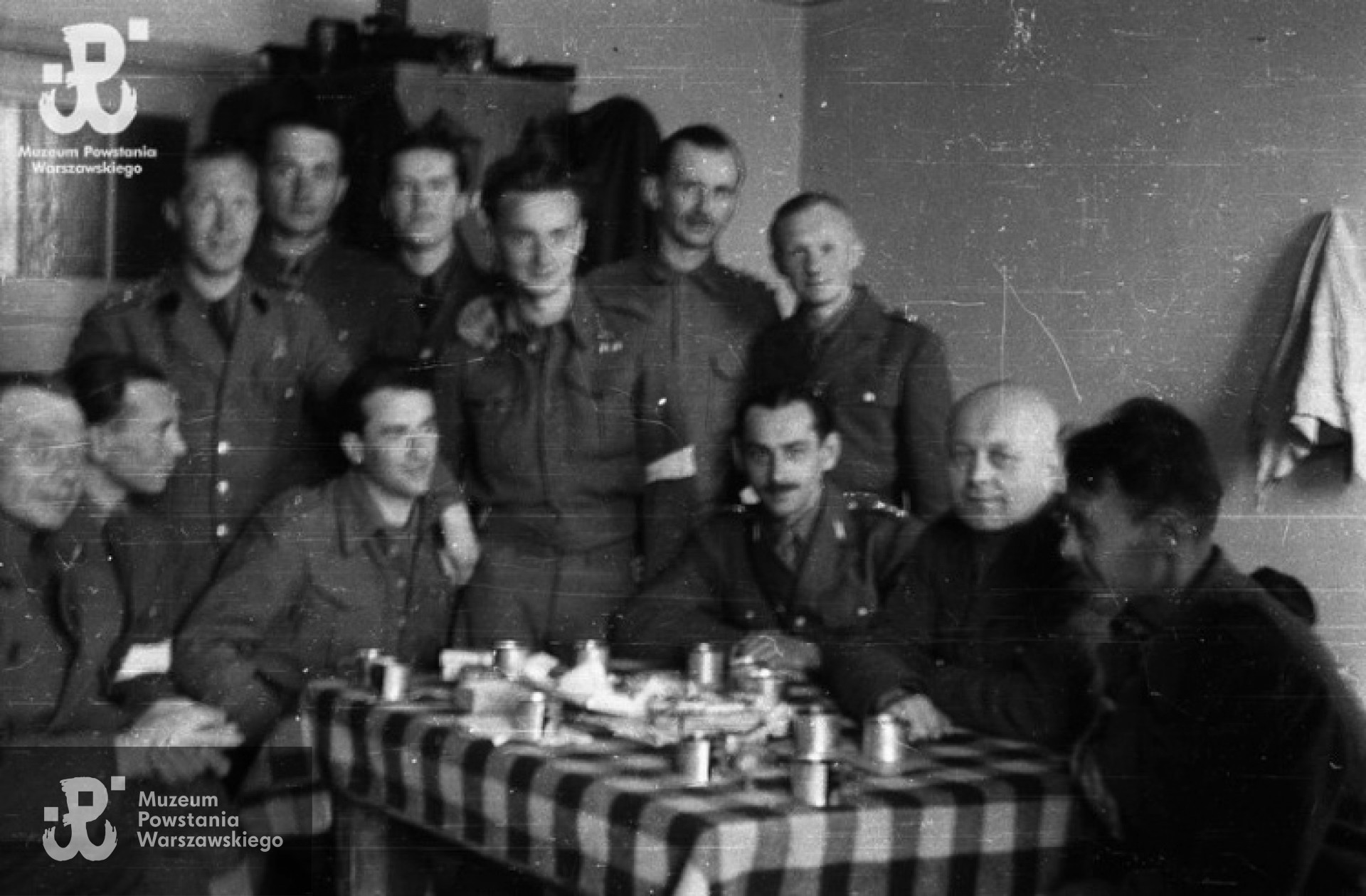 Fotografia z Oflagu X C w Lubece. Polscy oficerowie. Drugi od prawej siedzi mjr Stanisław Błaszczak "Róg" - dowódca Zgrupowania "Róg". Siedzą od lewej: kpt. Eugeniusz Ihnatowicz-Suszyński "Kamiński" - adiutant dowódcy Grupy "Północ", NN, ppor. Zygmunt Ulm "Szybki" - oficer ordynansowy dowództwa Zgrupowania "Róg", cichociemny. Od prawej stoją: ppor. Tadeusz Fijewski "Kostek", NN, ppor. Stefan Mączyński "Szczepcio" z kompanii "Harcerskiej" Batalionu "Gustaw", ppor. Jan Gładych "Bemol" z tejże kompanii