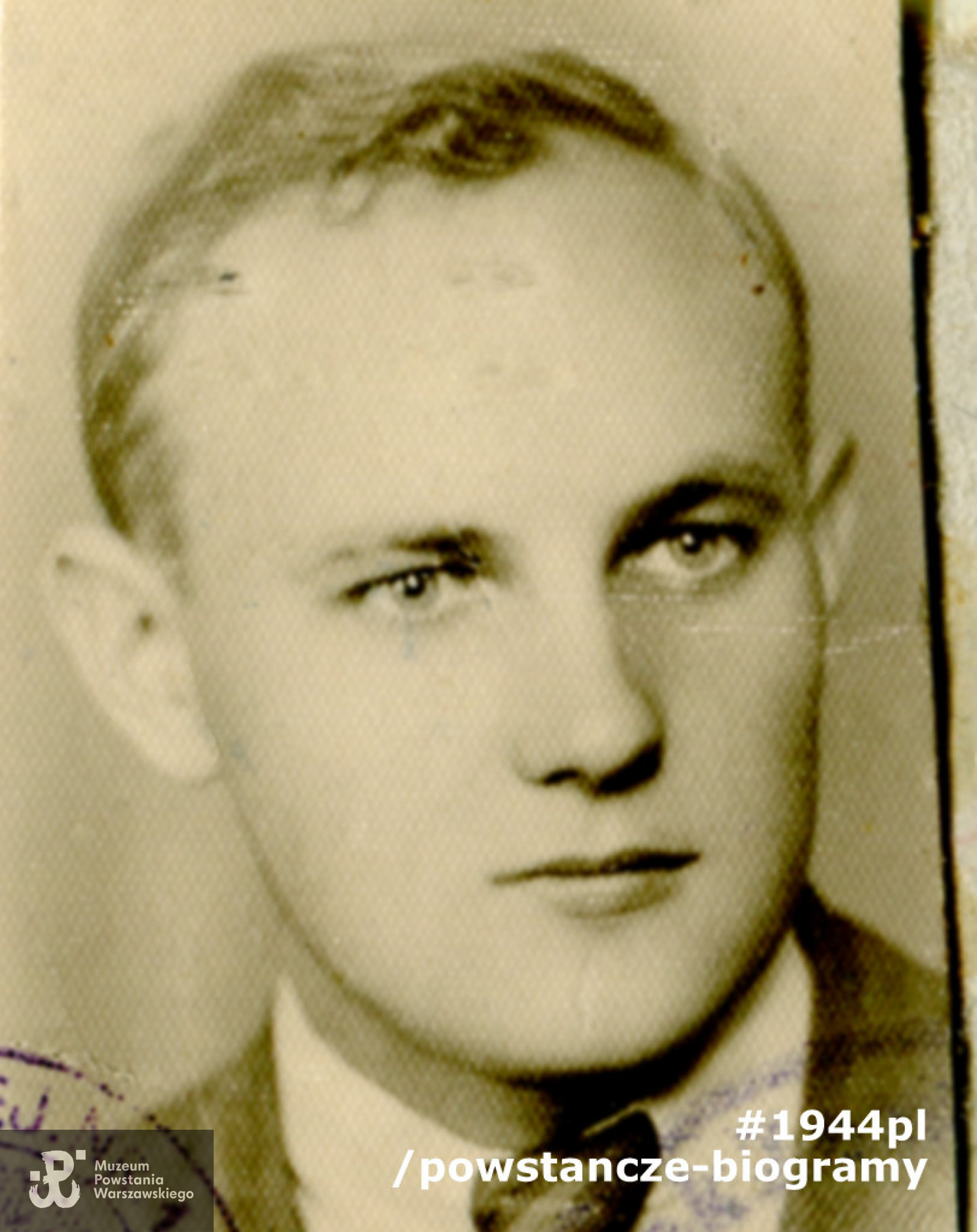 Wacław Chudoliński „Barometr”. Fotografia z Kennkarty z okresu okupacji niemieckiej.Ze zbiorów Muzeum Powstania Warszawskiego, sygn.