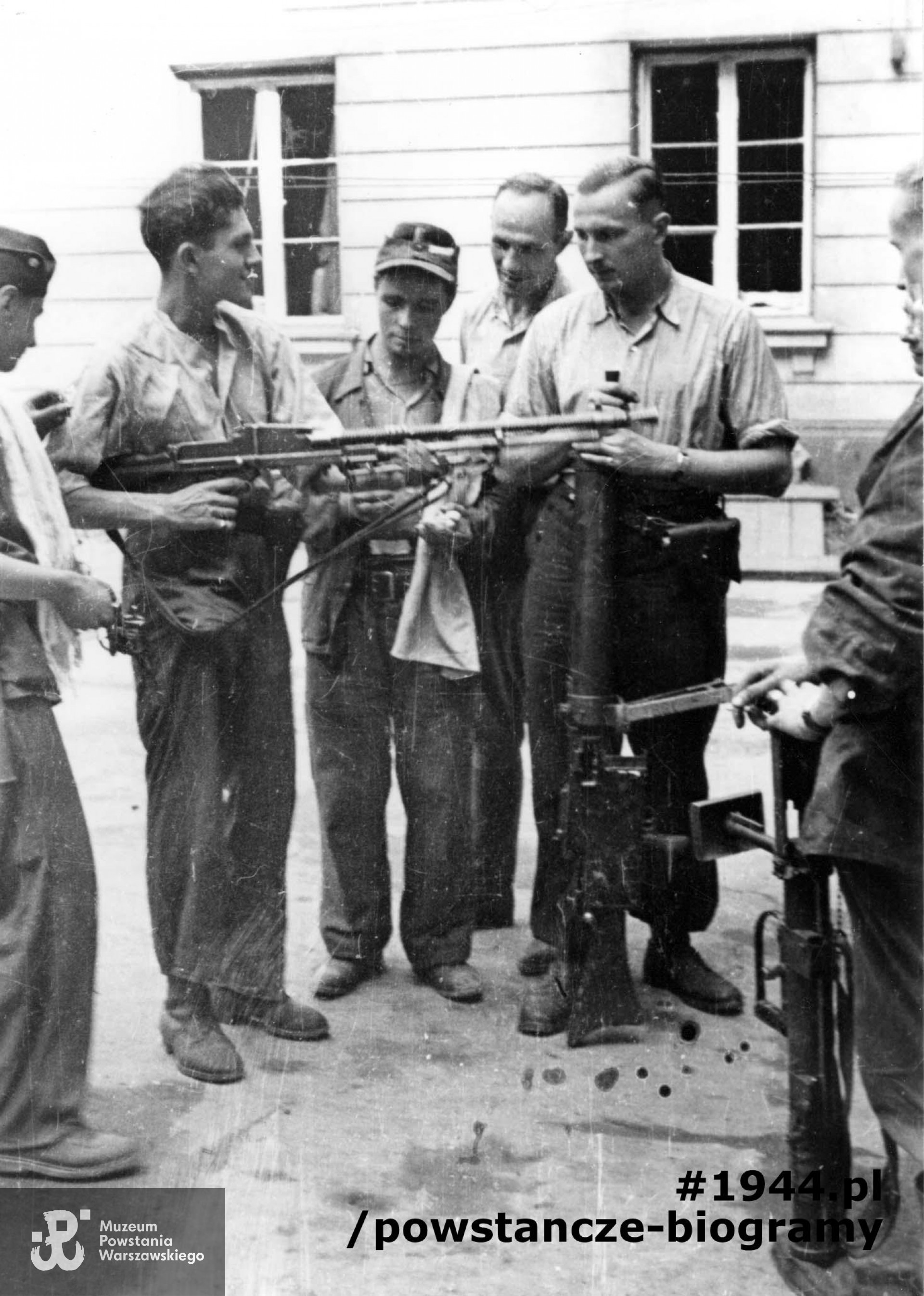 Fotografia z Powstania Warszawskiego. Śródmieście Północne. Podwórze kamienicy przy ul. Świętokrzyskiej 20. Kpr. pchor. Włodzimierz Wiśniewski "Cygan" z kompanii "Janusza" Batalionu "Harnaś" pokazujący kolegom czechosłowacki, ręczny karabin maszynowy ZB wz. 1926 zdobyty po ataku na Komendę Policji. Po prawej stoi plut. pchor. Adam Podkóliński "Michał", „Olszewski” (w jasnej koszuli) z opartym o ziemię niemieckim lekkim karabinem maszynowym leMG 08/15. Na pierwszym planie po prawej powstaniec z brytyjskim granatnikiem przeciwpancernym PIAT. Fot. ze zbiorów Muzeum Powstania Warszawskiego, sygn. MPW-IN/728. Autorem zdjęcia jest Eugeniusz Lokajski "Brok"