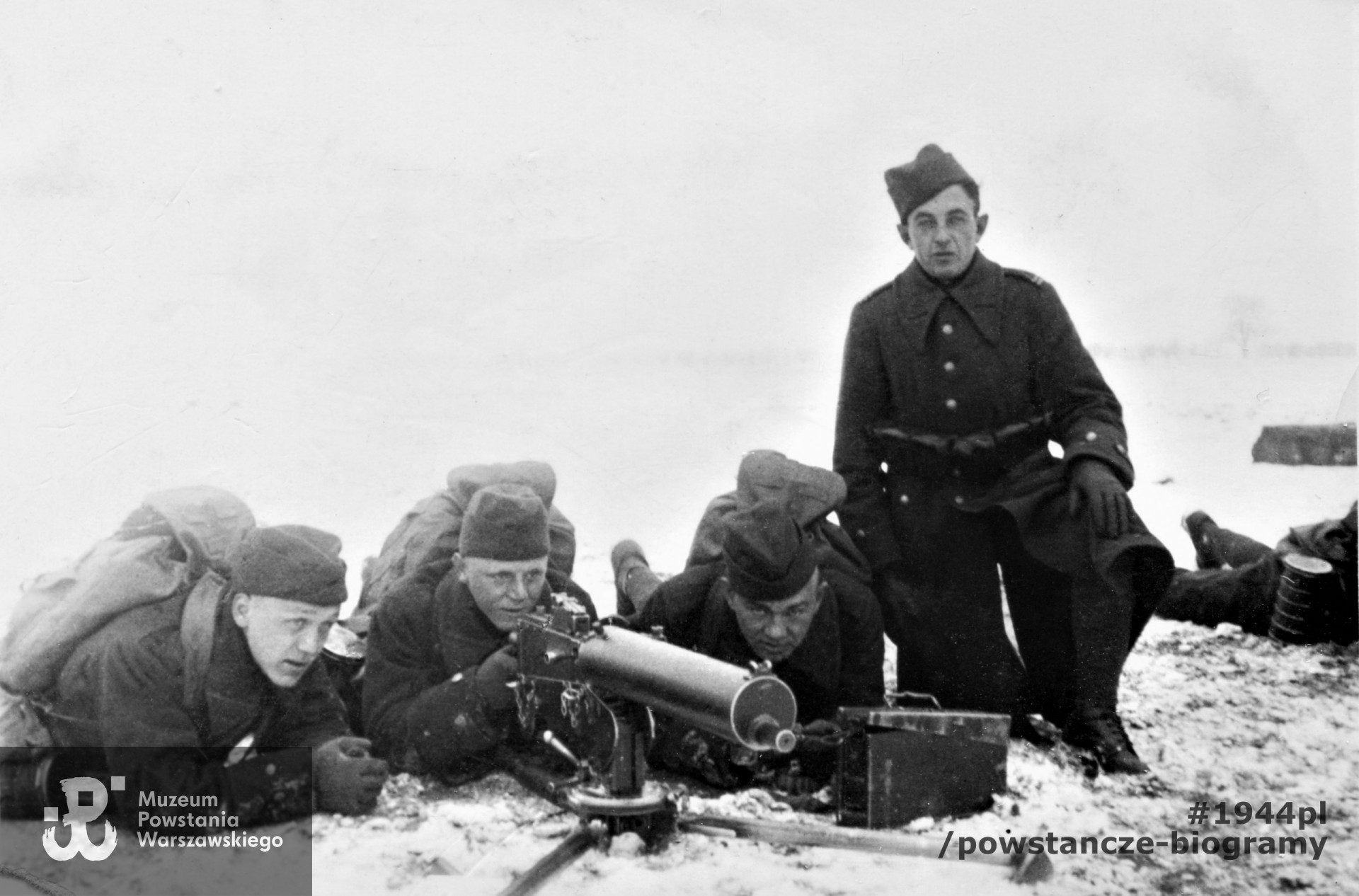 Ćwiczenia wojskowe, Mieczysław Łuniewski widoczny przy ckm. Fot. ze zbiorów rodzinnych Joanny i Jerzego Mikuszewskich.