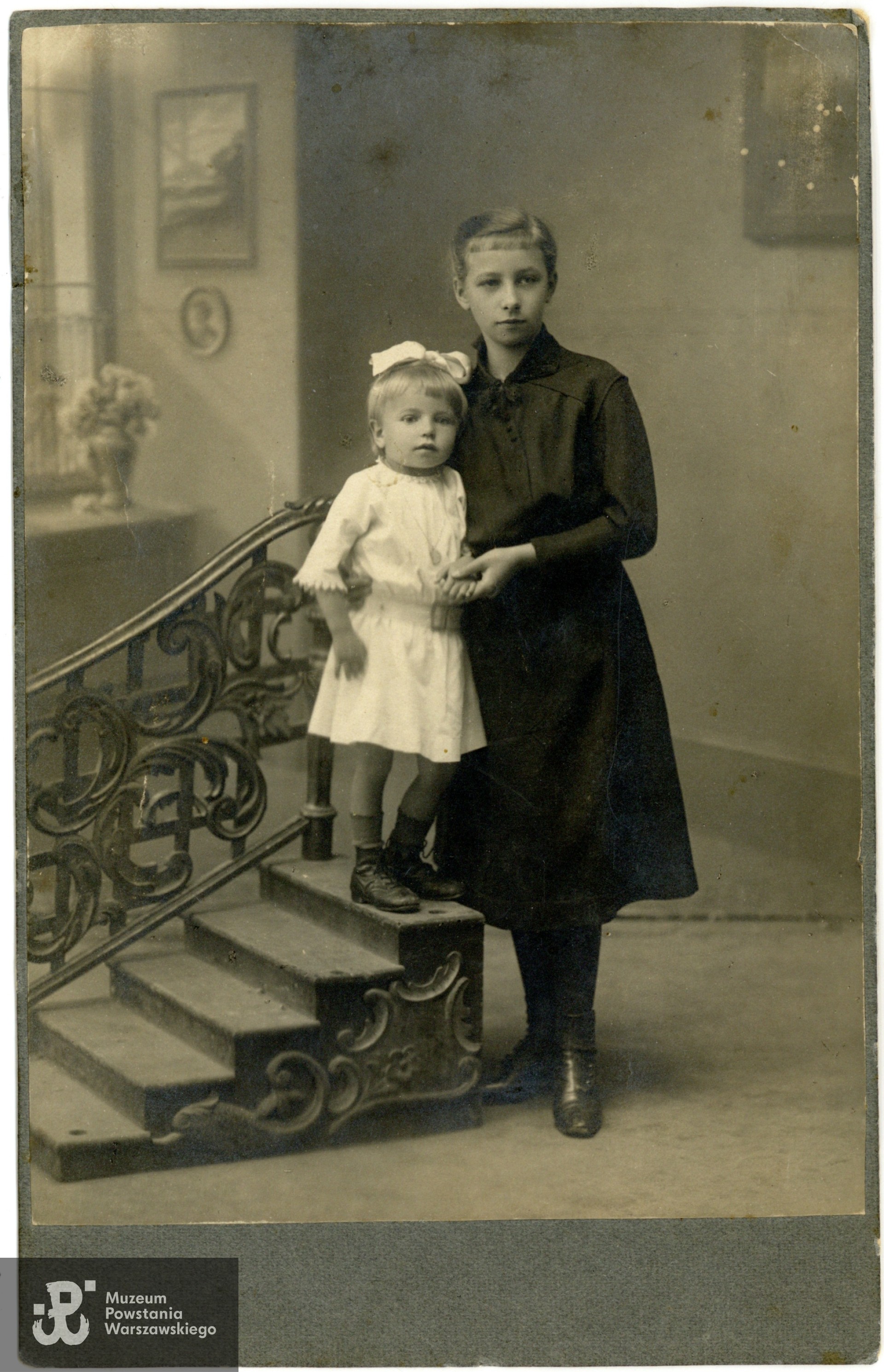 Helena Kwiatkowska jako mała dziewczynka (na fotografii po lewej, w jasnej sukience). Fot. ze zbiorów rodzinnych p. Tadeusza Guranowskiego. Skan wykonano w Muzeum Powstania Warszawskiego, 10/2025.