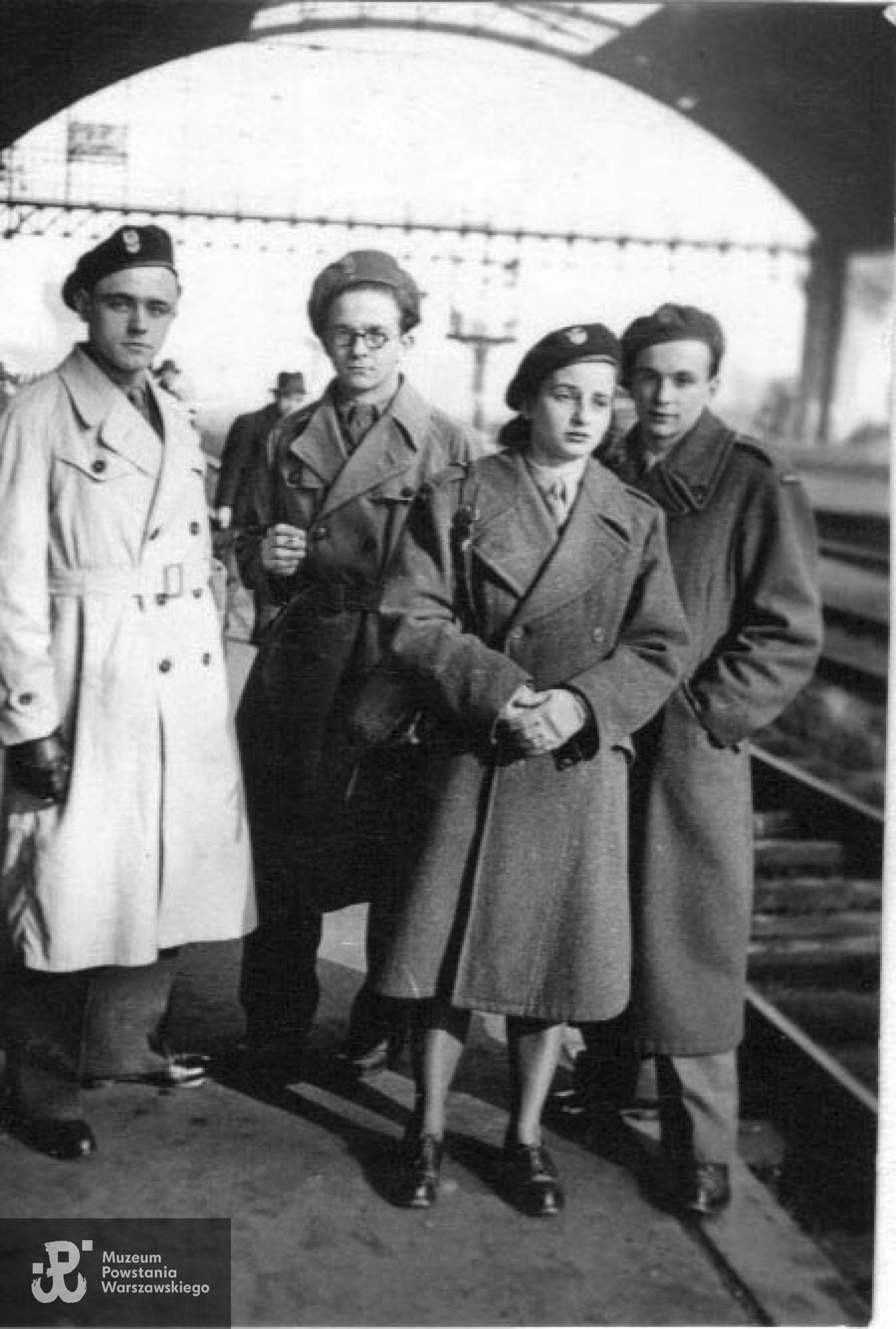 Louvain - 1946 r. Od lewej stoją: NN, Waclaw Sitkowski, Maria (Lala) Sitkowska, siostra, później Sołtyńska - po ślubie z młodym człowiekiem po prawej, czyli Andrzejem Sołtyńskim.