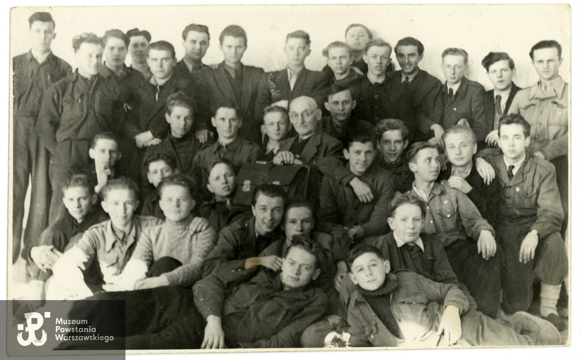 Uczniowie Szkoły Konarskiego przy ul. Opaczewskiej w Warszawie,  kl. II E, 1950 rok. Fot. ze zbiorów rodzinnych, udostępnił  p. Stefan W. Niesłuchowski  "Stefan"