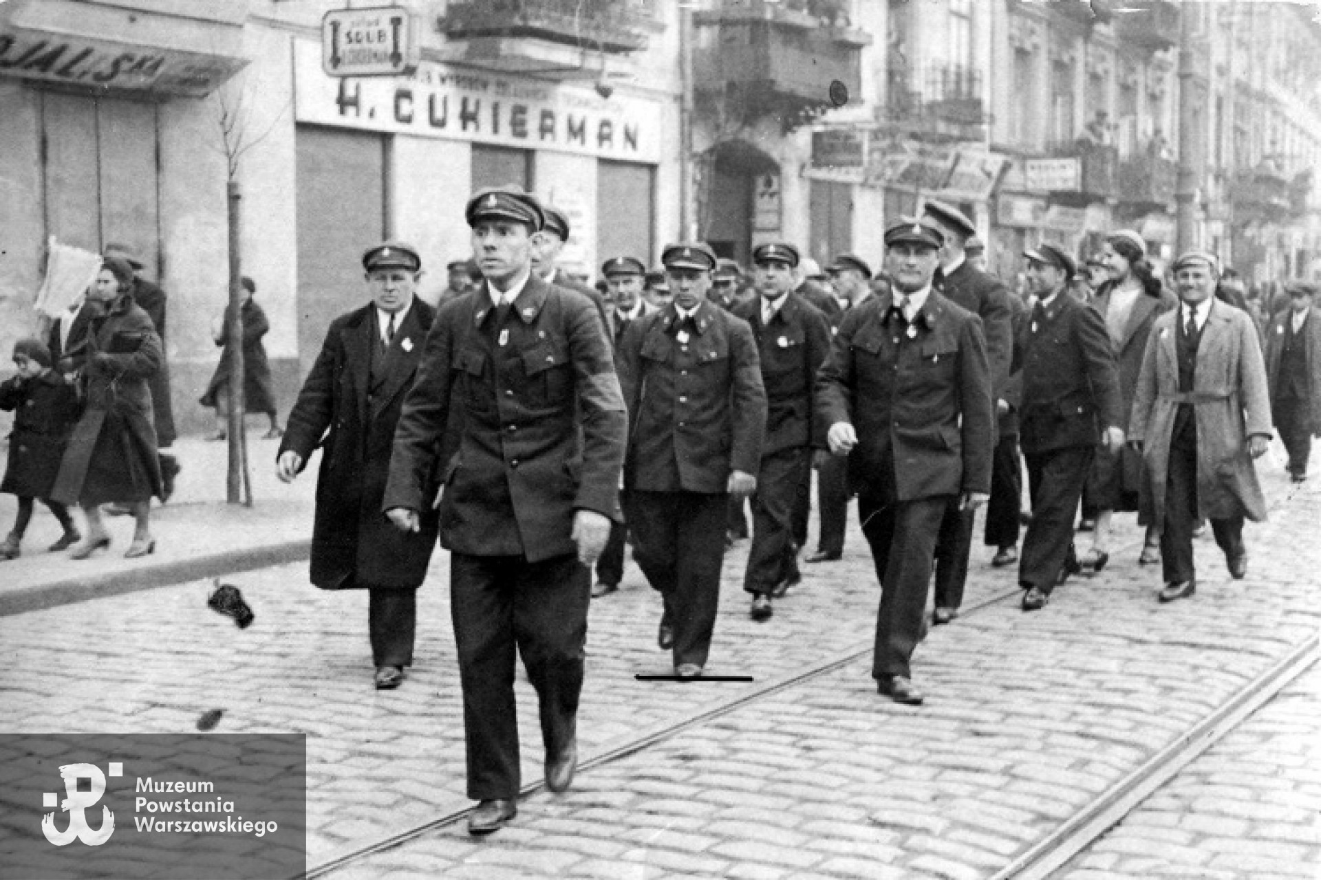 Ignacy Bocheński ps. Damazy w pierwszym rzędzie maszerujących, drugi od prawej  (zaznaczony). Zdjęcie ze zbiorów Adama Zagrodzkiego.