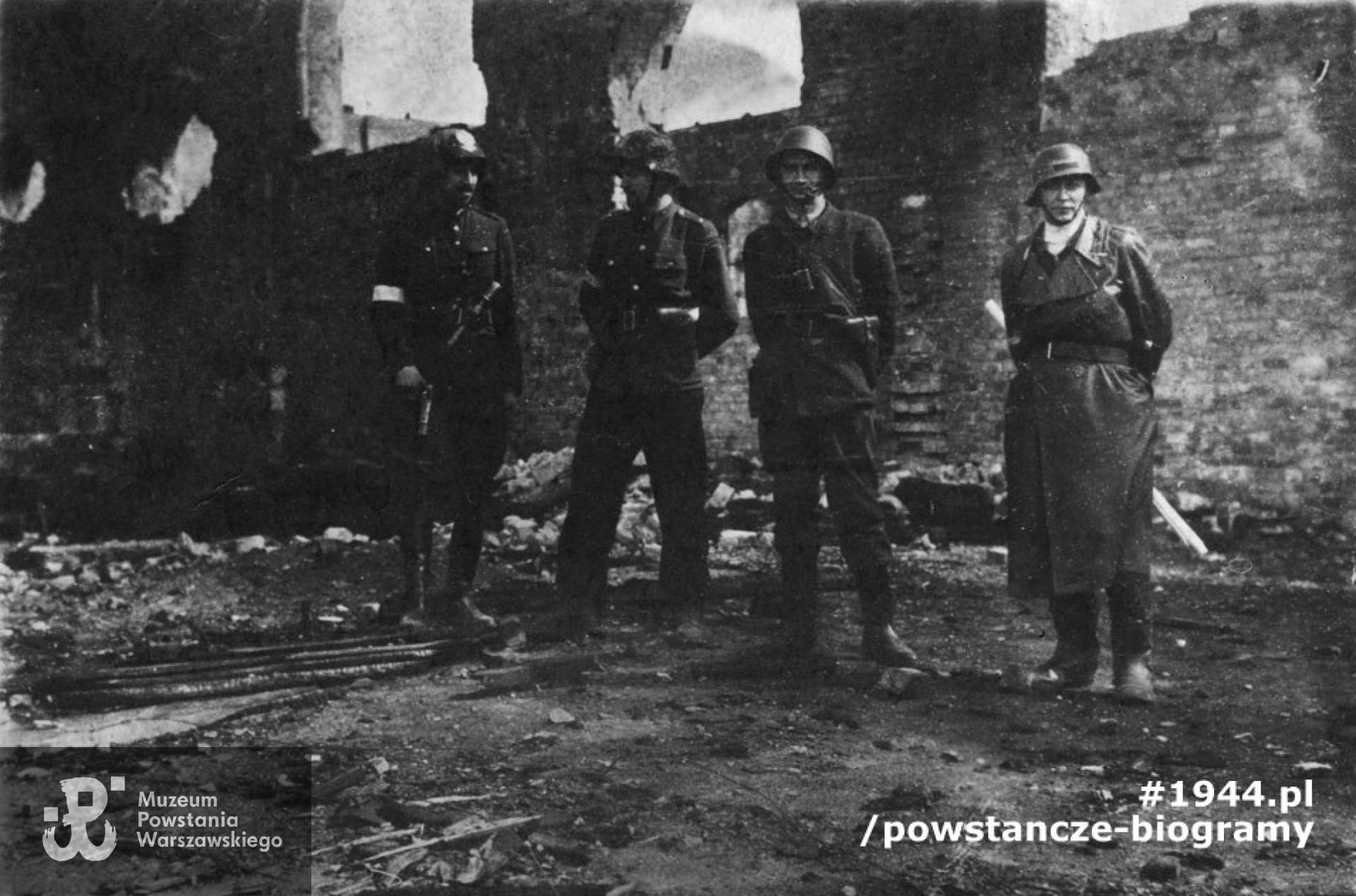 Fotografia z Powstania Warszawskiego. Śródmieście Północne. Powstańcy z 3 kompanii I Bat. Zgr. "Chrobry II" w fabryce "Bormann, Szwede i s-ka" - ul. Srebrna 16 / Wronia 1. Od lewej:  dowódca kompanii por. Zbigniew Brym "Zdunin", ppor. Marek Marian Moliere "Molmar", dowódca batalionu kpt. Tadeusz Przystojecki "Lech Żelazny" i por. "Lek". Fot. ze zbiorów Muzeum Powstania Warszawskiego, sygn. MPW-IP/2423
