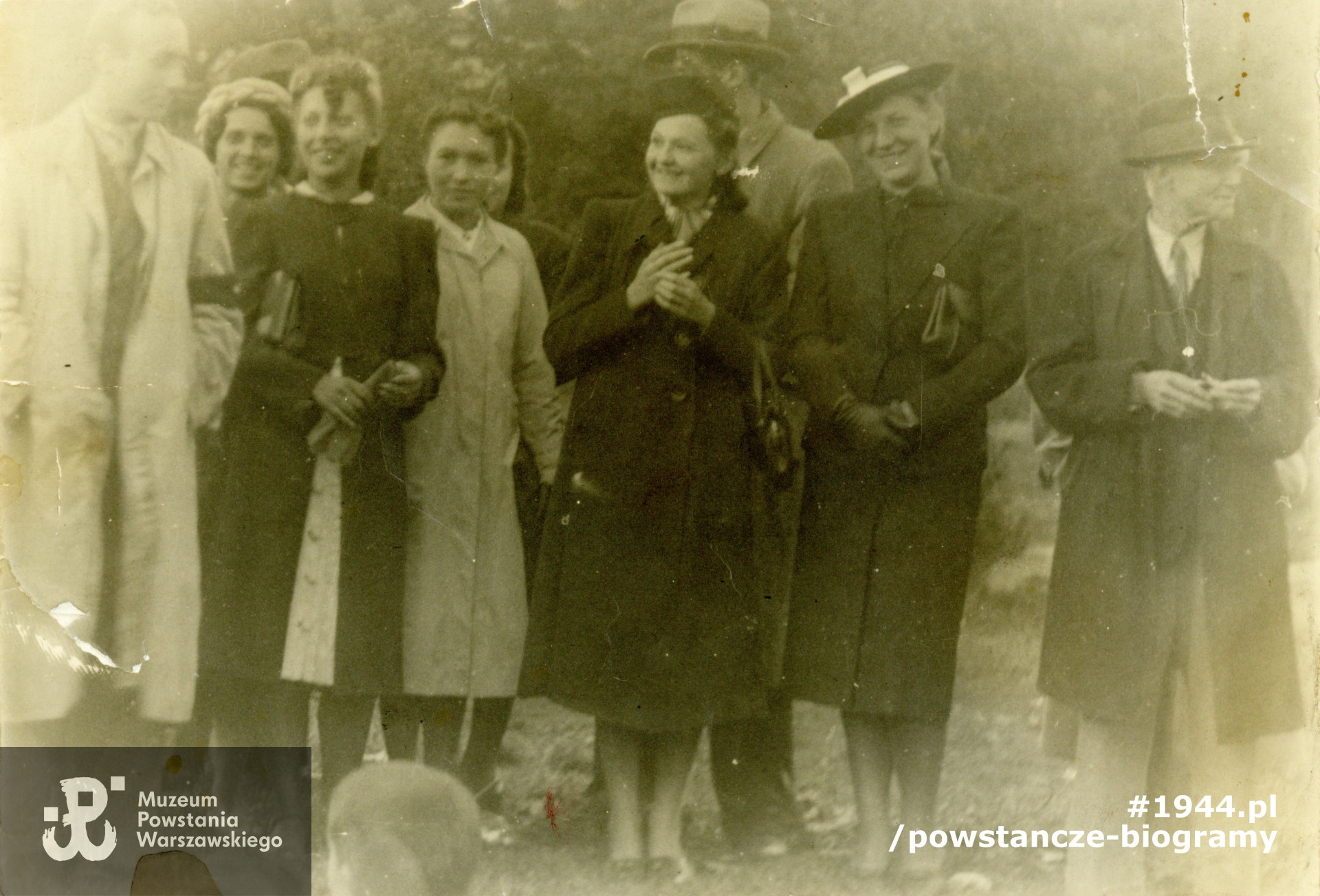 Fotografia grupowa z okresu okupacji, wykonana w 1940 roku. Wśród osób  Józefa Surała "Ziuta" po mężu Rzeczkowska, podczas Powstania Warszawskiego łącznika na Starym Mieście. Fotografia Ze zbiorów Muzeum Powstania Warszawskiego, sygn. P/4463 