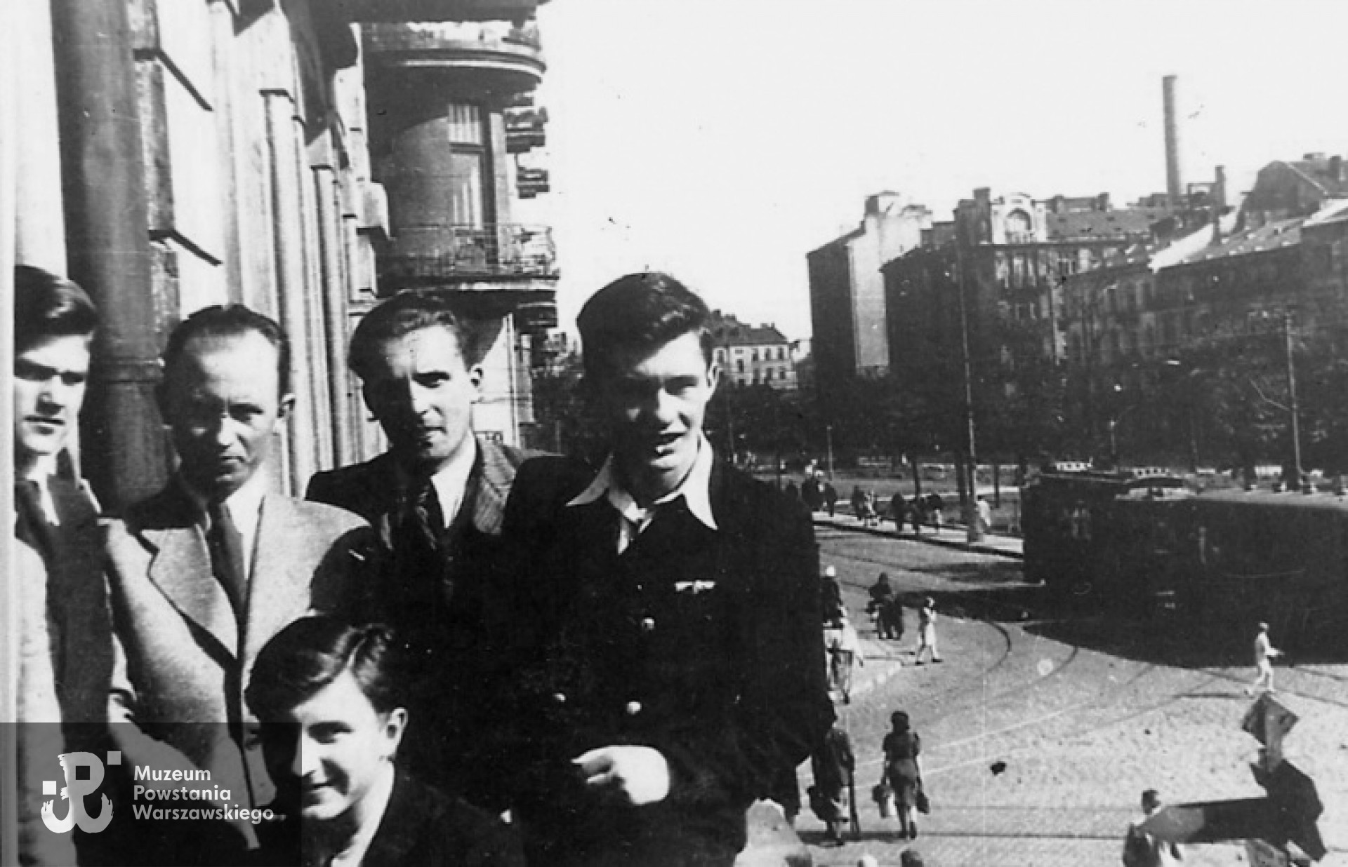 Witold Komar - na dole. Zdjęcie wykonano na balkonie domu przy ul. Targowej 62. Ze zbiorów MPW / przekazała Wanda Grobelkiewicz.