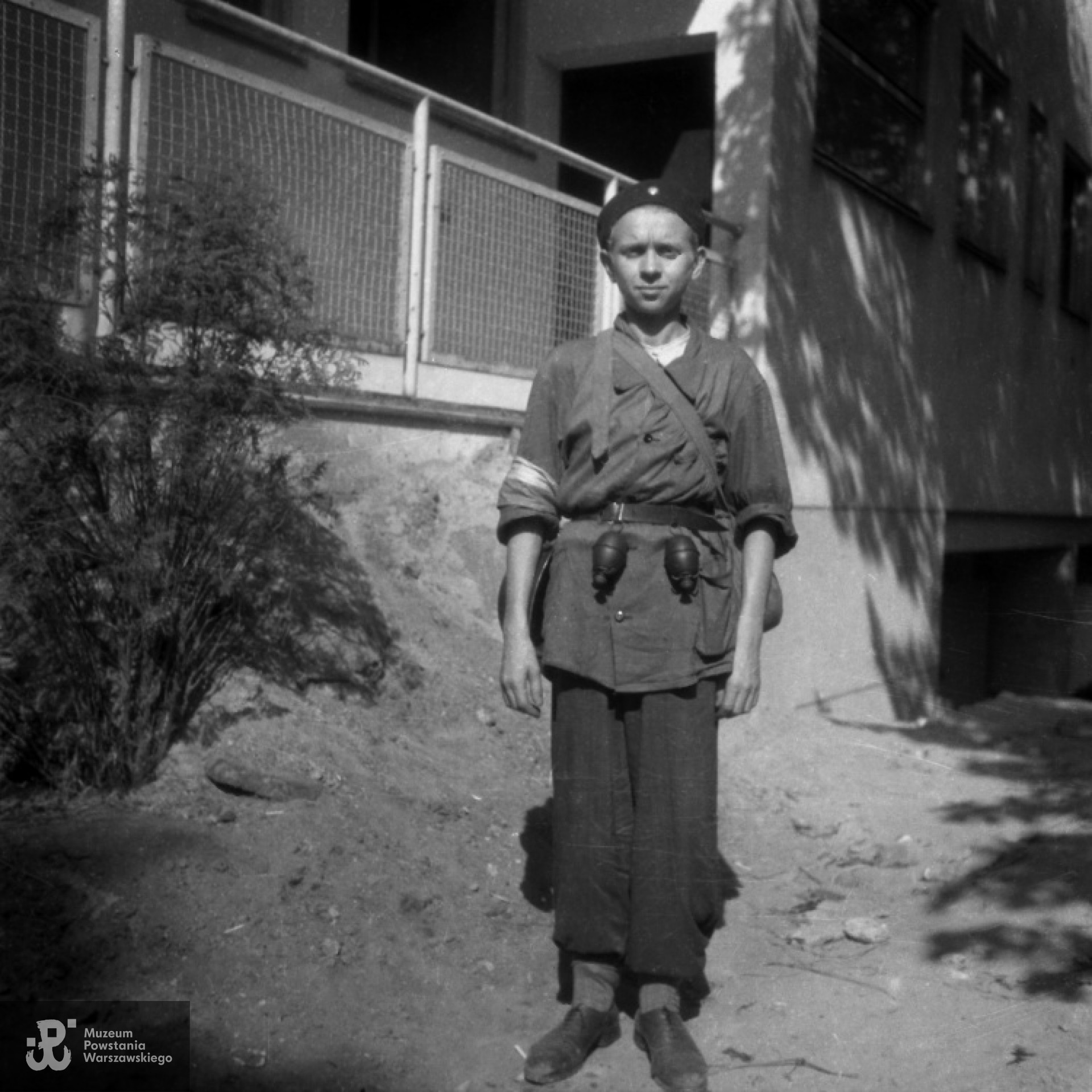 Przed domem przy ulicy Mickiewicza 34. Fot. autorstwa Stefana Lewandowskiego, ze zbiorów Fototeki MPW, sygn. MPW-IN/4293.