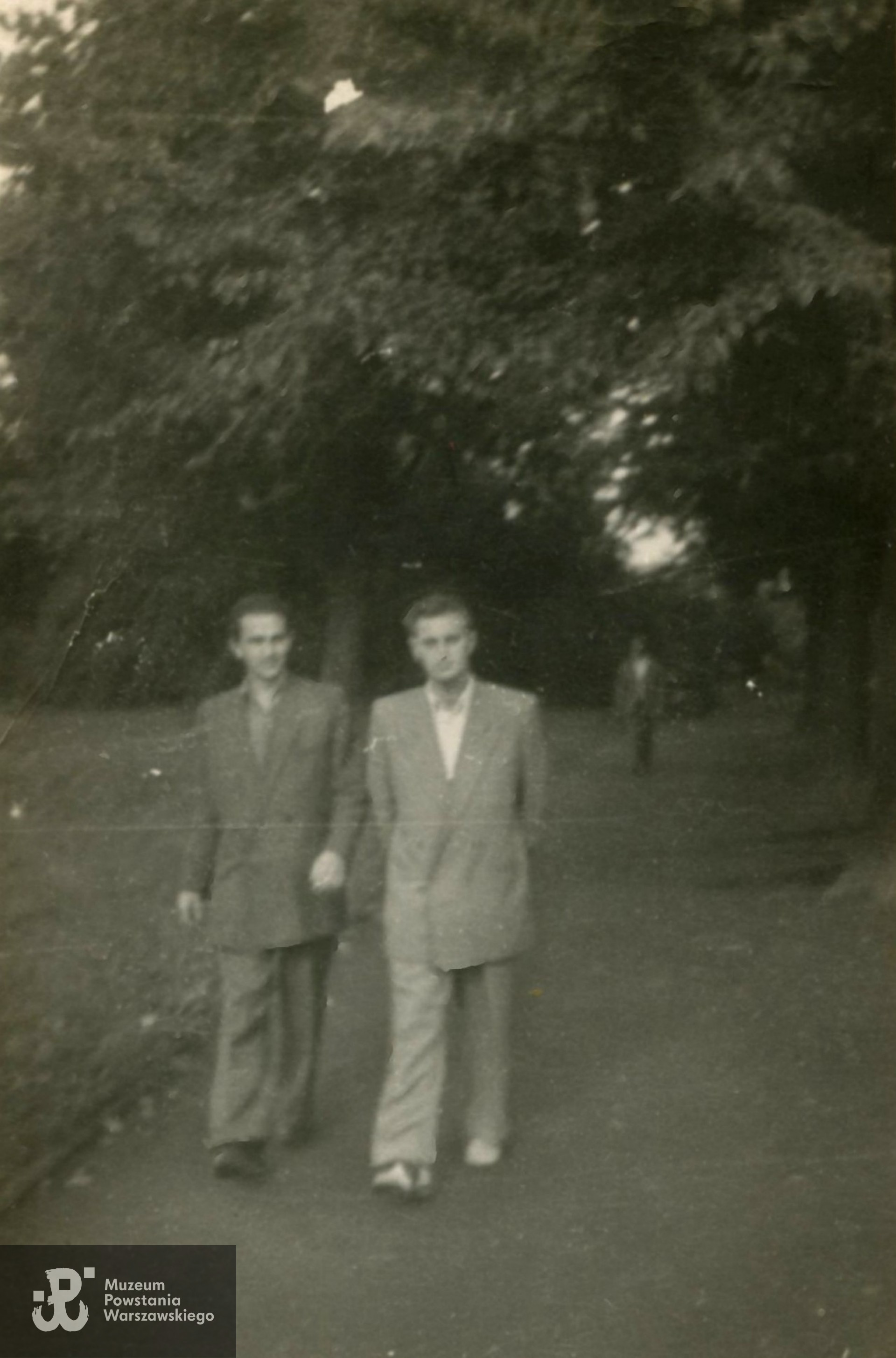 Lata 50-te XX w. Jerzy Hauzer po lewej, w ciemniejszym garniturze. Skan:  Muzeum Powstania Warszawskiego, materiały do Słownika Biograficznego Uczestników PW, Teczki personalne - zasób Pokoju Kombatanta MPW