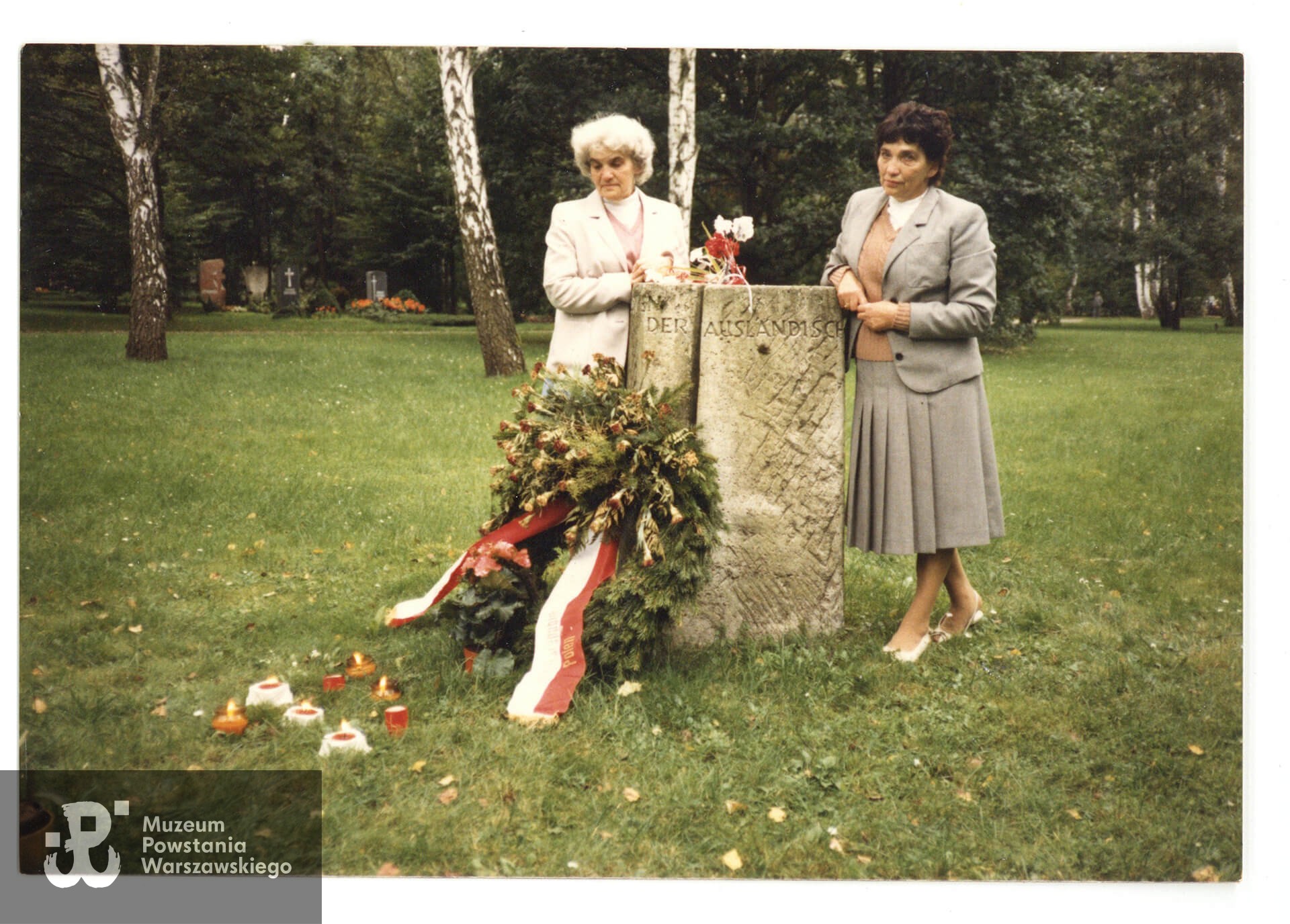 Cmentarz Południowy (Südfriedhof) w Norymberdze. Aleksandra i Zofia w Niemczech, miejscu pochowania ich matki, Lucyny  Sobolewskiej z domu Szczuckiej. Fot. ze zbiorów rodzinnych, udostępniła p. Małgorzata Morawska, córka Zofii Kielar-Sobolewskiej. Skan wykonano w Muzeum Powstania Warszawskiego, 05/2024.