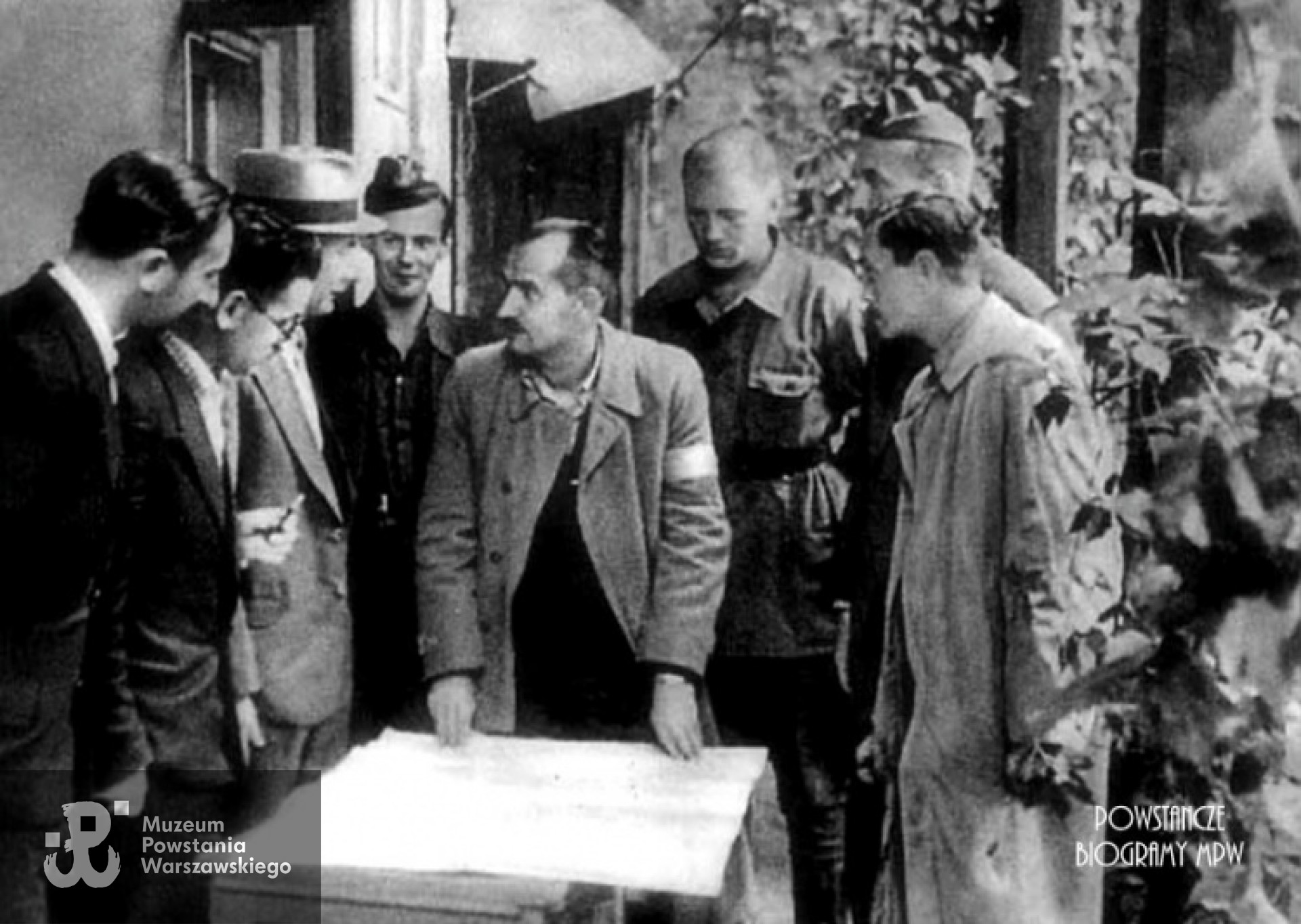 Sztab II rejonu Obwodu Śródmieście przed pierwszym szturmem na małą P.A.S.T.- ę. Rtm. Władysław Abramowicz "Litwin" stoi pośrodku z rękami na mapie. Fot. AR MPW