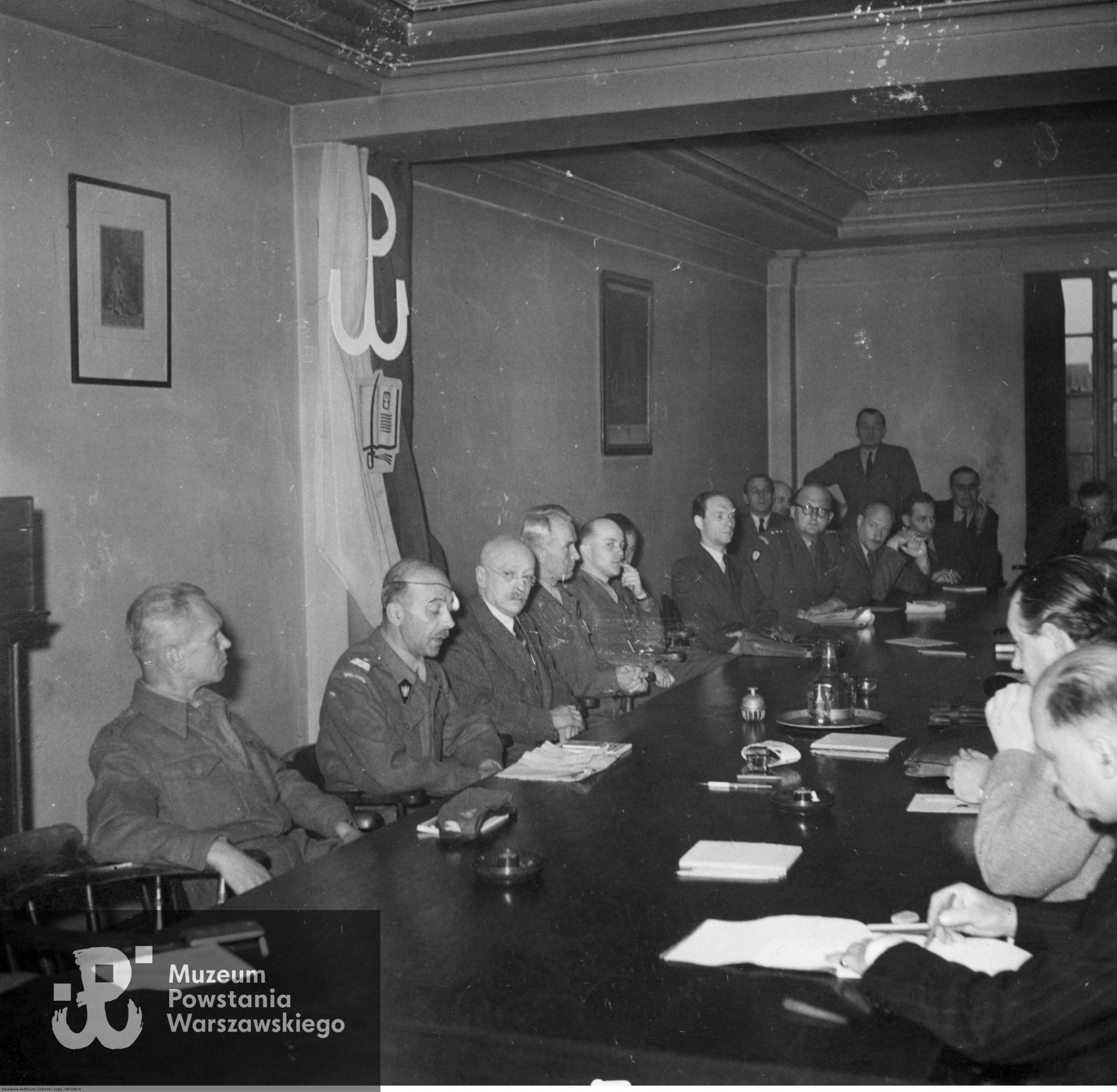 Londyn, 19 maja 1945 roku - konferencja prasowa Naczelnego Wodza gen. Tadeusz Bora-Komorowskiego. Od lewej w pierwszym rzędzie: gen. Tadeusz Pełczyński, gen. Tadeusz Bór-Komorowski, minister Adam Pragier, gen. Antoni Chruściel, ppor. Jan Nowak-Jeziorański, NN, NN, dyrektor Adam Romer. Fot. ze zbiorów Narodowego Archiwum Cyfrowego (NAC) <i>www.audiovis.nac.gov.pl</i> - Archiwum Fotograficzne Czesława Datki, sygn. 18-236-4