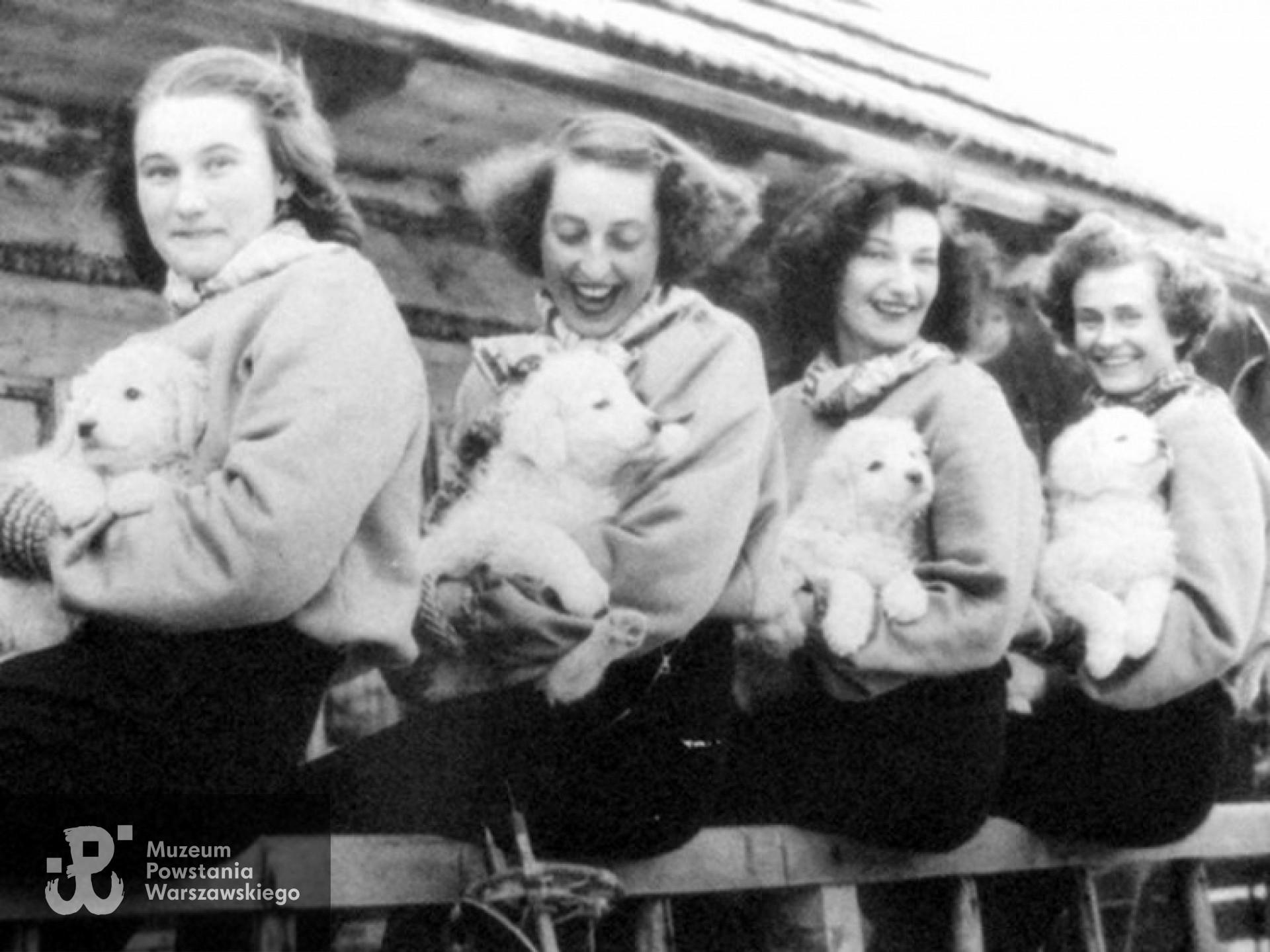 Na werandzie schroniska na Hali Kondratowej. Druga od prawej Zofia Gluzińska, obok (pierwsza od prawej) - Barbara Grocholska-Kurkowiak. Fot. Z archiwum Zofii Gluzińskiej