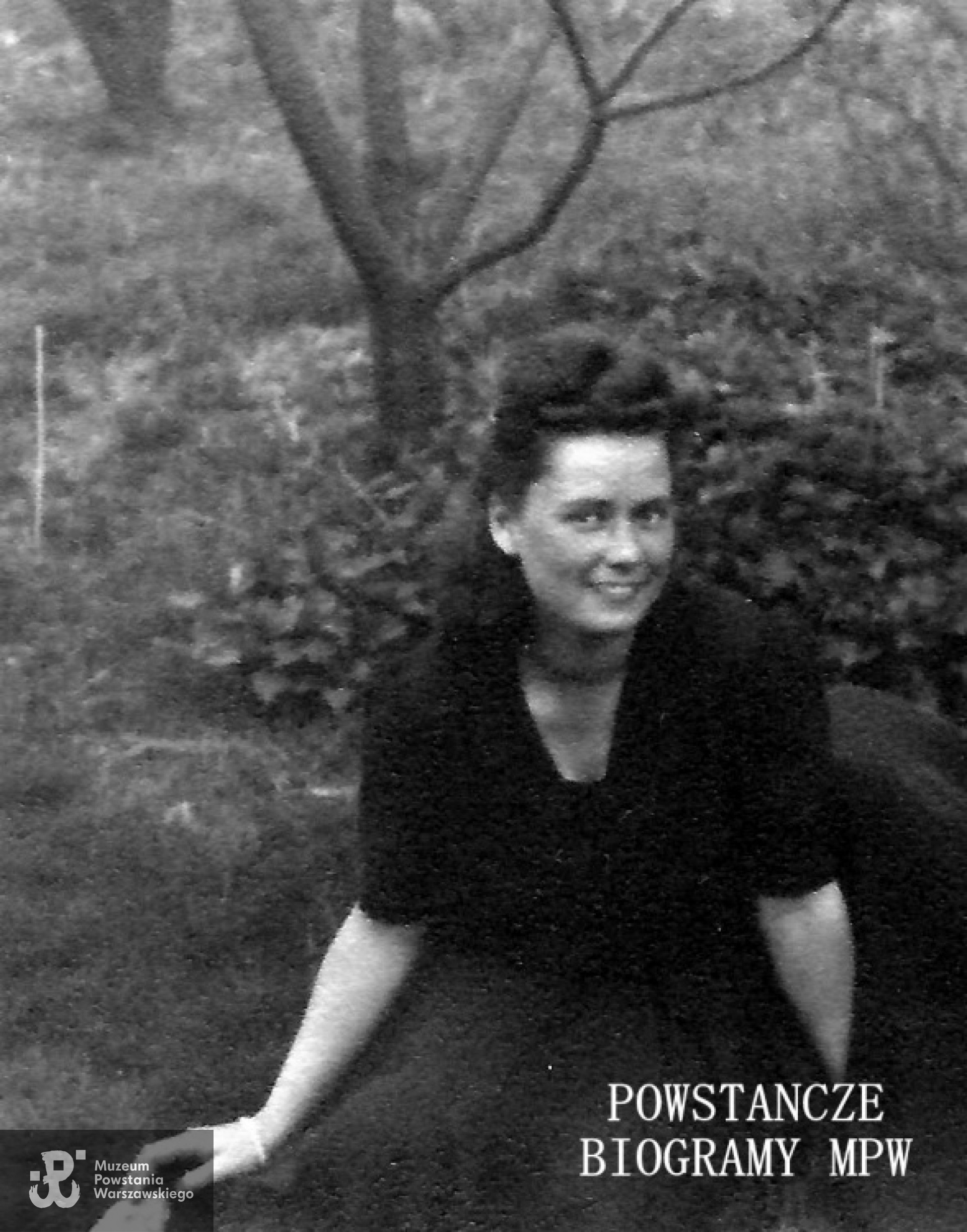 Wiesława Wójcicka-Reiff "Sława" na zdjęciu w roku 1943, rok przed Powstaniem Warszawskim. Fot. z archiwum rodzinnego udostępniła p. Małgorzata Stańczyk z domu Pomykalska córka Haliny Kifer Pomykalskiej "Kropelki"