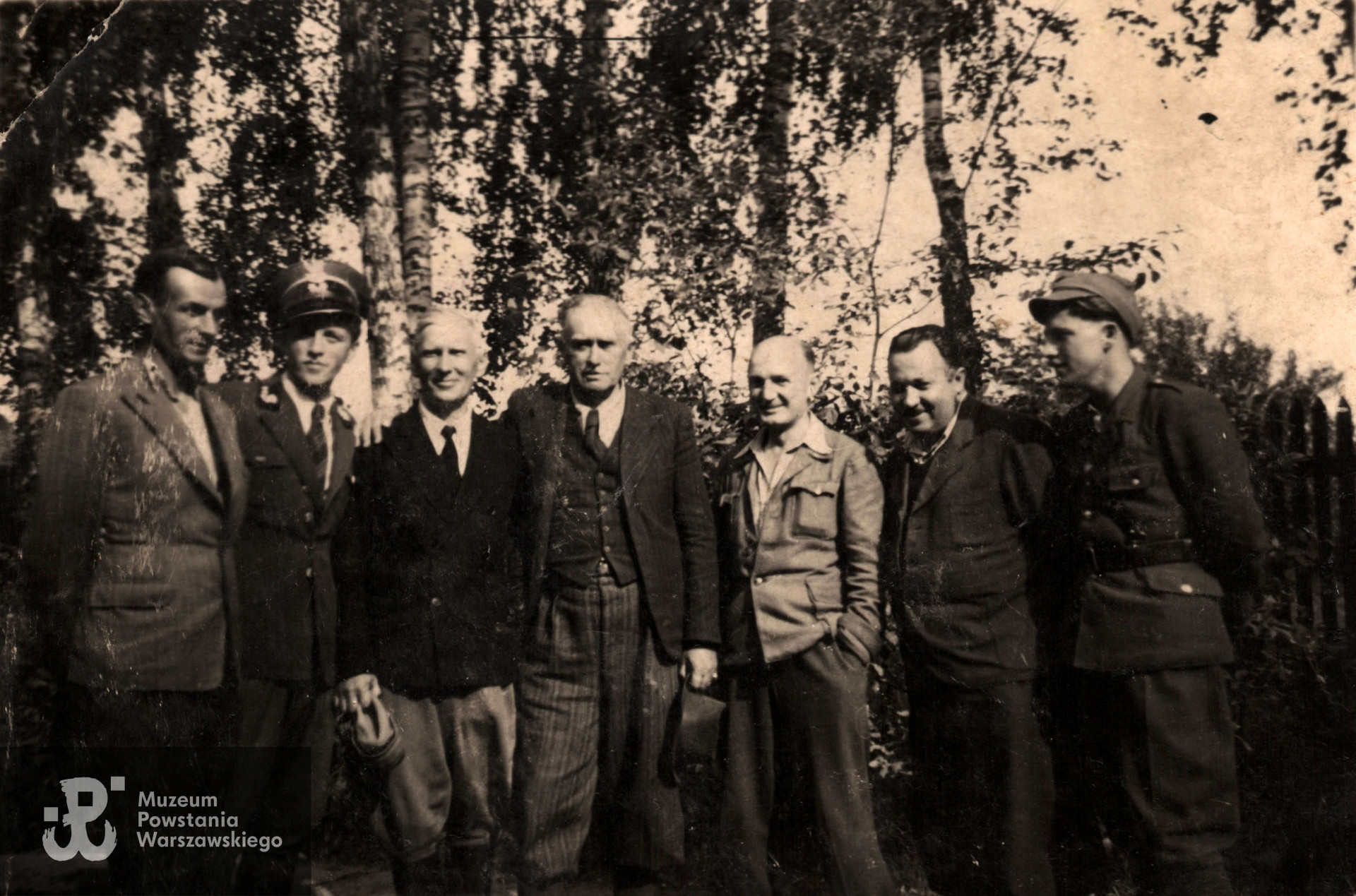 Wiesław Baranowski (drugi z lewej)  19 czerwca 1946 roku. Fot. ze zbiorów rodzinnych, skan udostępnił p. Sebastian Baranowski, wnuk Powstańca [23]