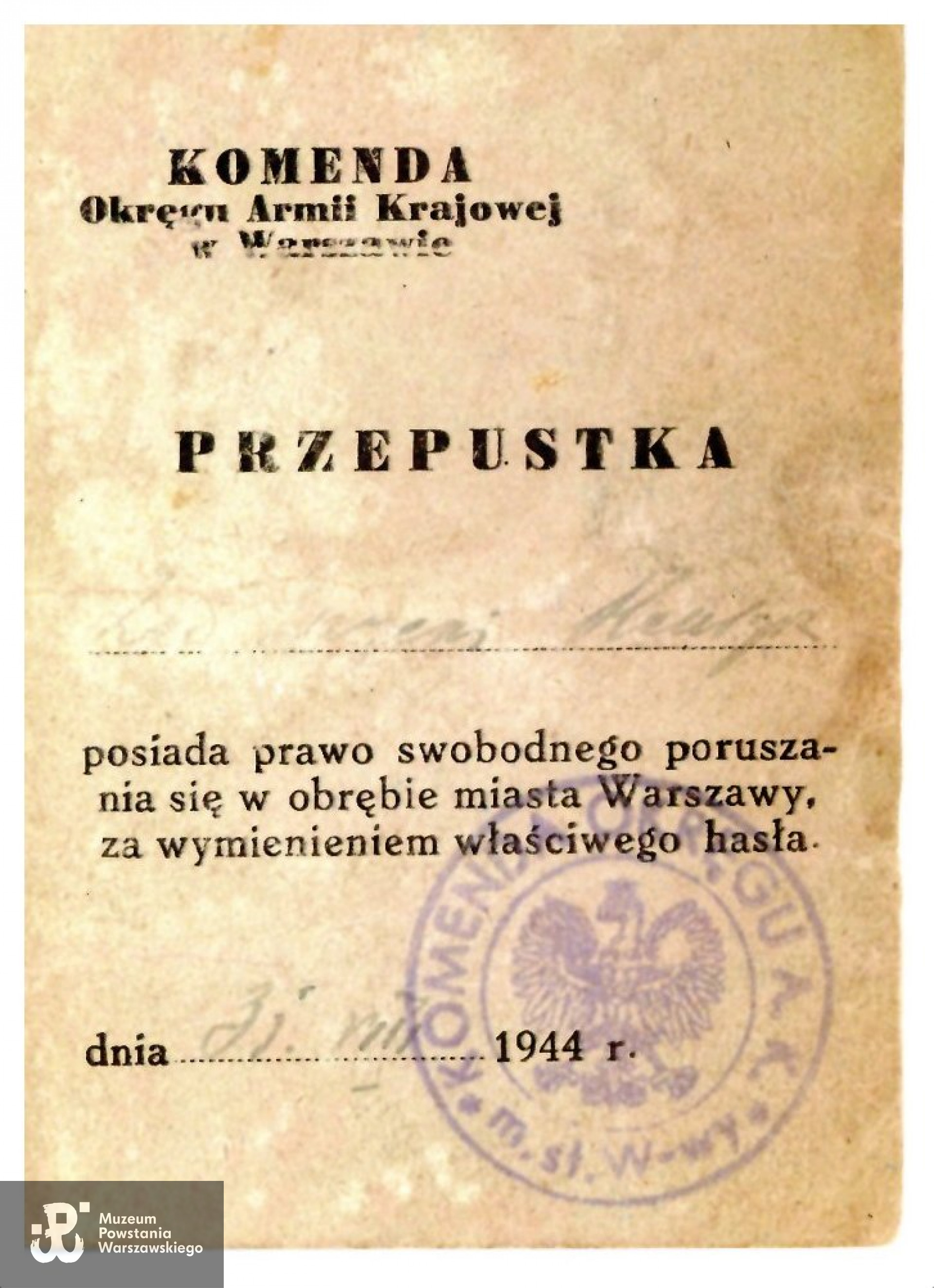 Przepustka Komendy Okręgu Armii Krajowej w Warszawie, wystawiona  na nazwisko Henryk Zembrzycki. Ze zbiorów Muzeum Powstania Warszawskiego, sygn. MPW-A-8229