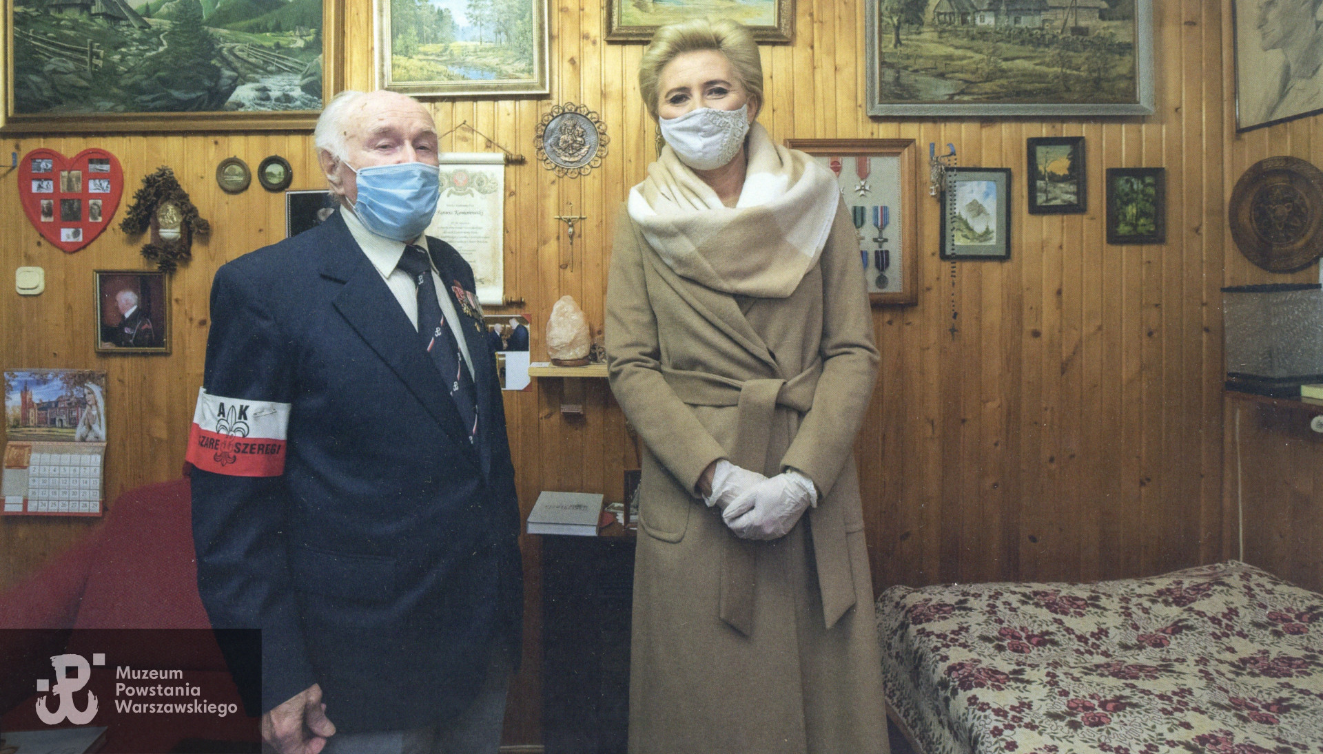 Z prezydentową Agatą Dudą podczas pandemii 2020 r. Ze zbiorów p. Janusza Komorowskiego ps. „Antek”. Skan wykonano w Muzeum Powstania Warszawskiego, 2020.