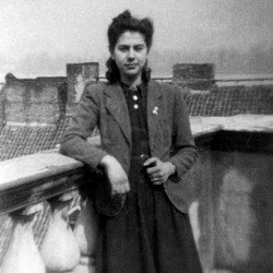 Irena Bilińska, zdjęcie z lat okupacji (1943/44) wykonane w domu na ul. Brzozowej