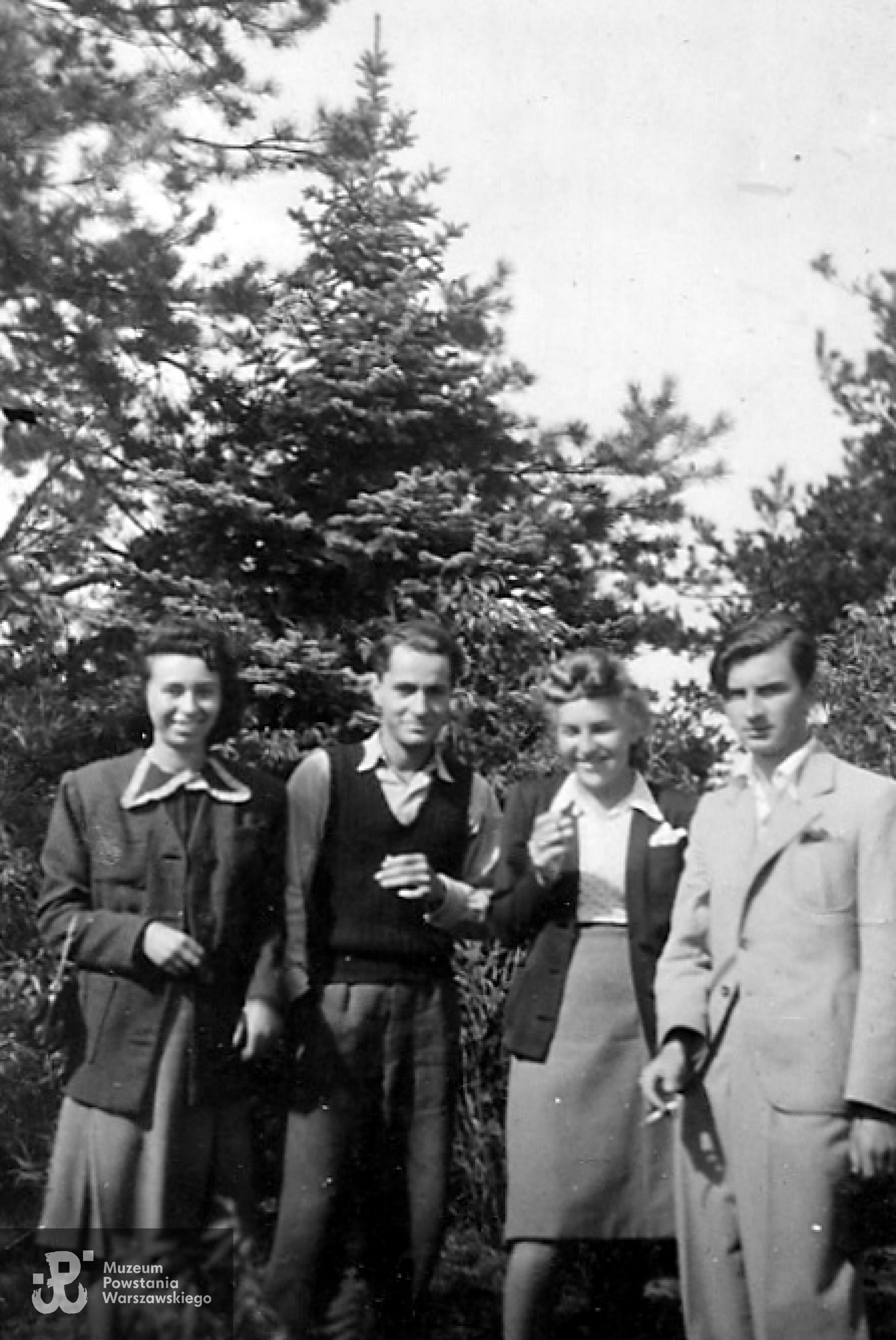 Radość k. Warszawy, lato 1944 r. - stoją od lewej: Halina Kurzek (po mężu Łukawska), Henryk Ebinger, Maria Łukawska, Witold Komar. Ze zbiorów MPW / przekazała Wanda Grobelkiewicz.