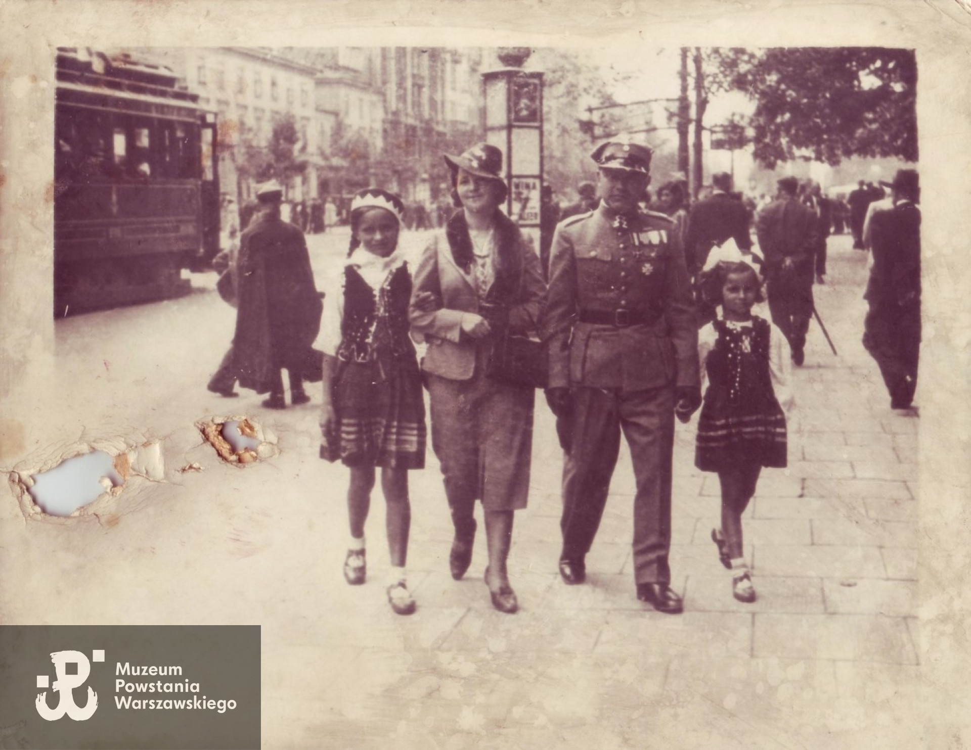 Fot. ze zbiorów rodzinnych, wydruk: Muzeum Powstania Warszawskiego, Teczki personalne uczestników Powstania Warszawskiego: Morawska Anna "Anna", zasób Pokoju Kombatanta MPW