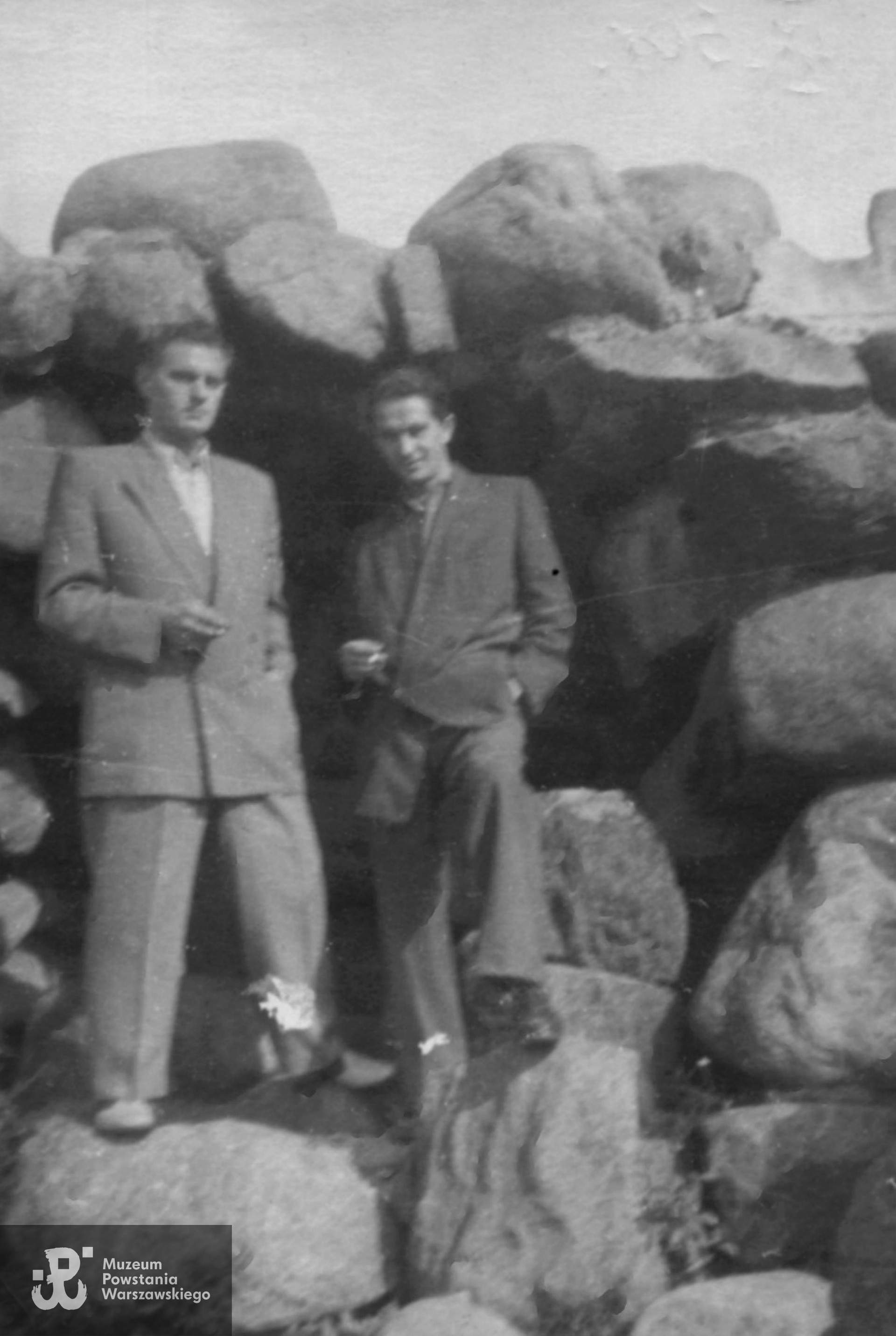 Lata 50-te XX w. Jerzy Hauzer po prawej. Skan: Muzeum Powstania Warszawskiego, materiały do Słownika Biograficznego Uczestników PW, Teczki personalne - zasób Pokoju Kombatanta MPW