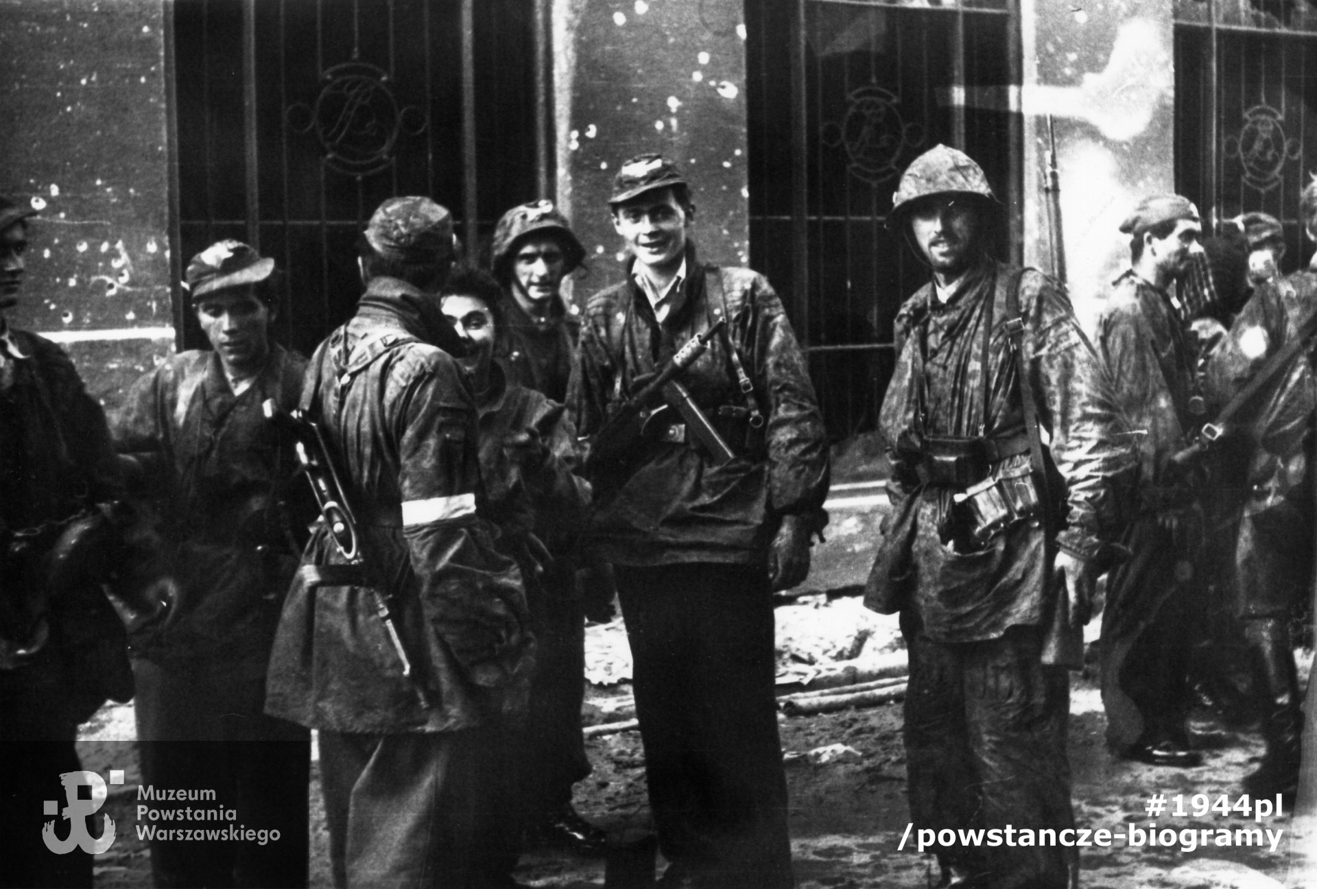 To samo ujęcie ze zbiorów Muzeum Powstania Warszawskiego, opis fotografii: Śródmieście Północne. Powstańcy batalionów "Czata 49" i "Miotła" na ul. Wareckiej po ewakuacji kanałami ze Starówki, sygn. MPW-IK/2199