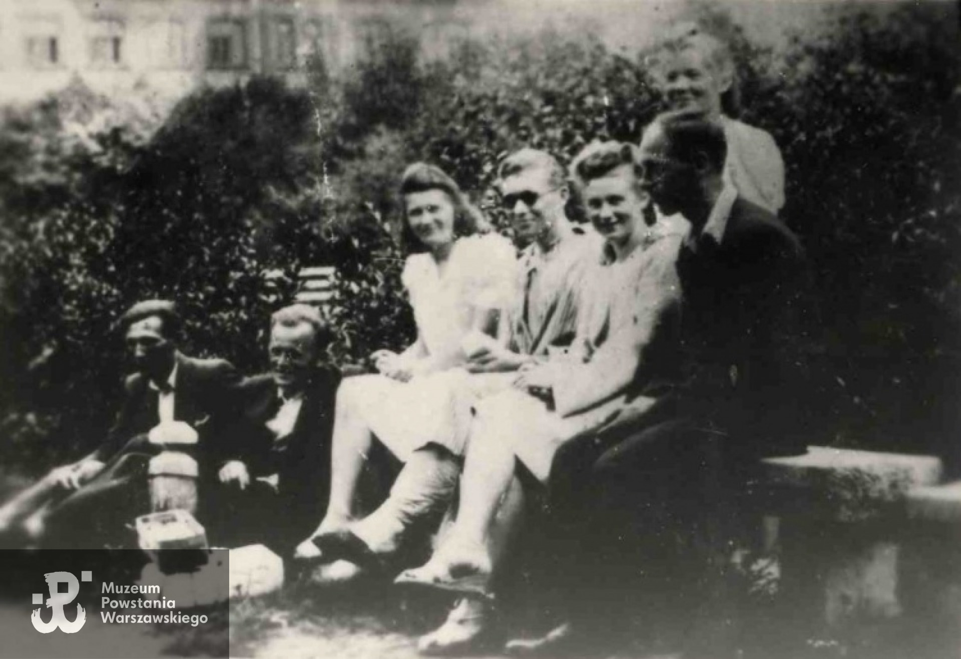 Fotografia wykonana niedługo przed wybuchem Powstania Warszawskiego, latem 1944 roku podczas wizyty w szpitalu żołnierzy plutonu 1700 u rannego podczas ćwiczeń Władysława Lewandowskiego ps. „Lewy”.  Widoczni od prawej: dowódca plutonu Henryk Dyszczyk ps. „Żbik”, za nim stojąca Antonina Wilczak z domu Kucicka  ps. „Lilia” (II-voto Dyszczyk), obok Henryka siedzi Marianna Bączkowska (po wojnie Deczewska) ps. "Wichura",  obok niej Władysław Lewandowski „Lewy”, następnie – czwarta od prawej na ławce – Jadwiga Guttówna ps. „Burza”. Na ziemi siedzą  Stefan Latoszek (piąty w rzędzie od prawej) i Władysław Borowski (szósty). Fot. Z archiwum rodzinnego p. Marianny Deczewskiej z domu Bączkowskiej ps. „Wichura”
