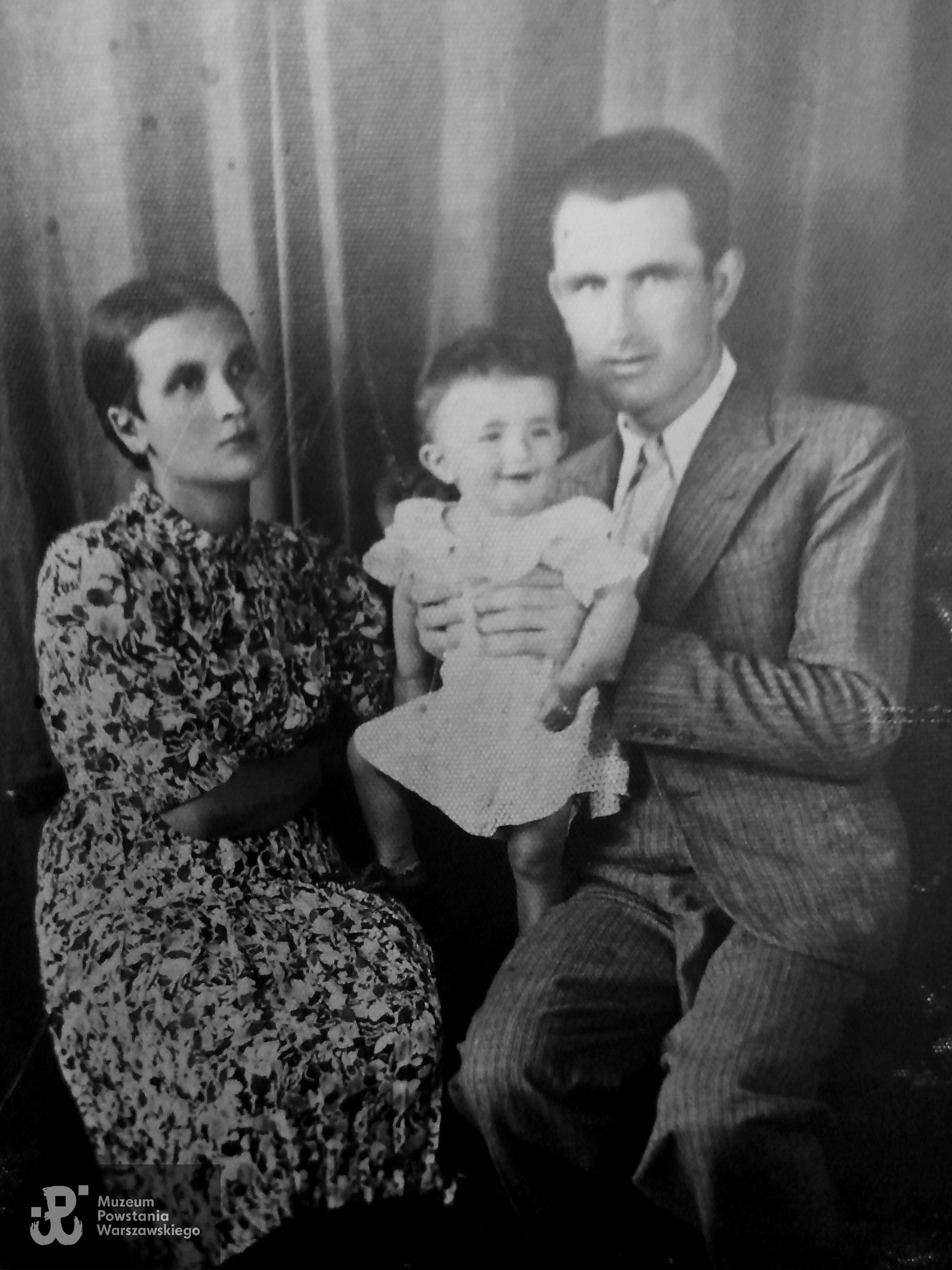 Zygmunt Stettner "Góral" z żoną,  Marią Stettner z domu Kunicką  i córeczką Alicją, urodzoną 8 IX 1938 r. Fot. ze zbiorów rodzinnych, skan udostępniła p. Barbara Stettner-Stefańska, córka Powstańca
