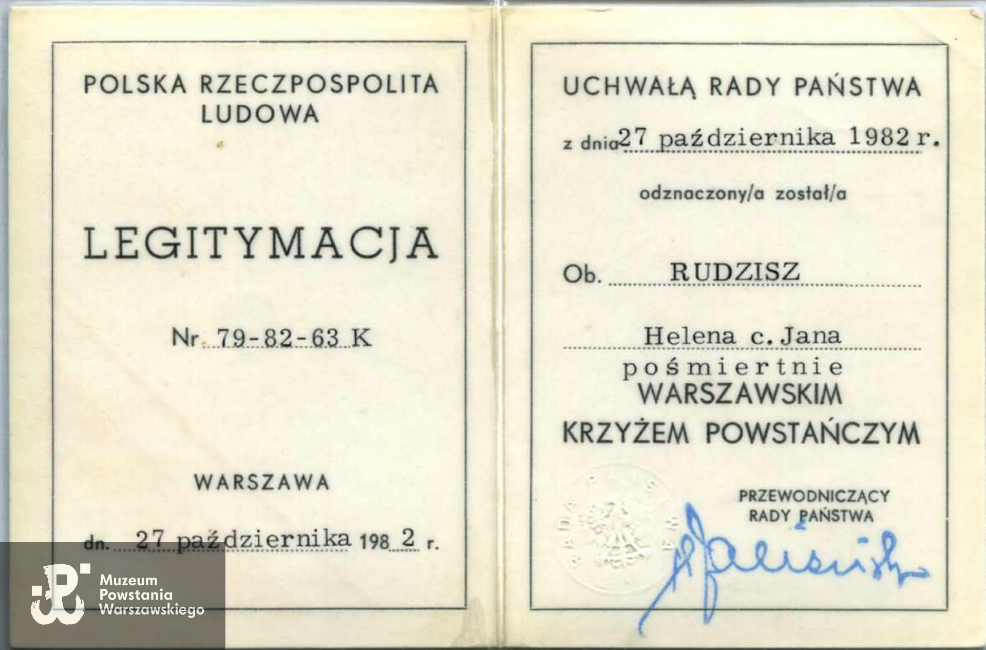 Legitymacja Warszawskiego Krzyża Powstańczego Nr 79-82-63K przyznanego Helenie Budzisz w dniu 27.10.1982 roku. Ze zbiorów Muzeum Powstania Warszawskiego, sygn. MPW-A-3824