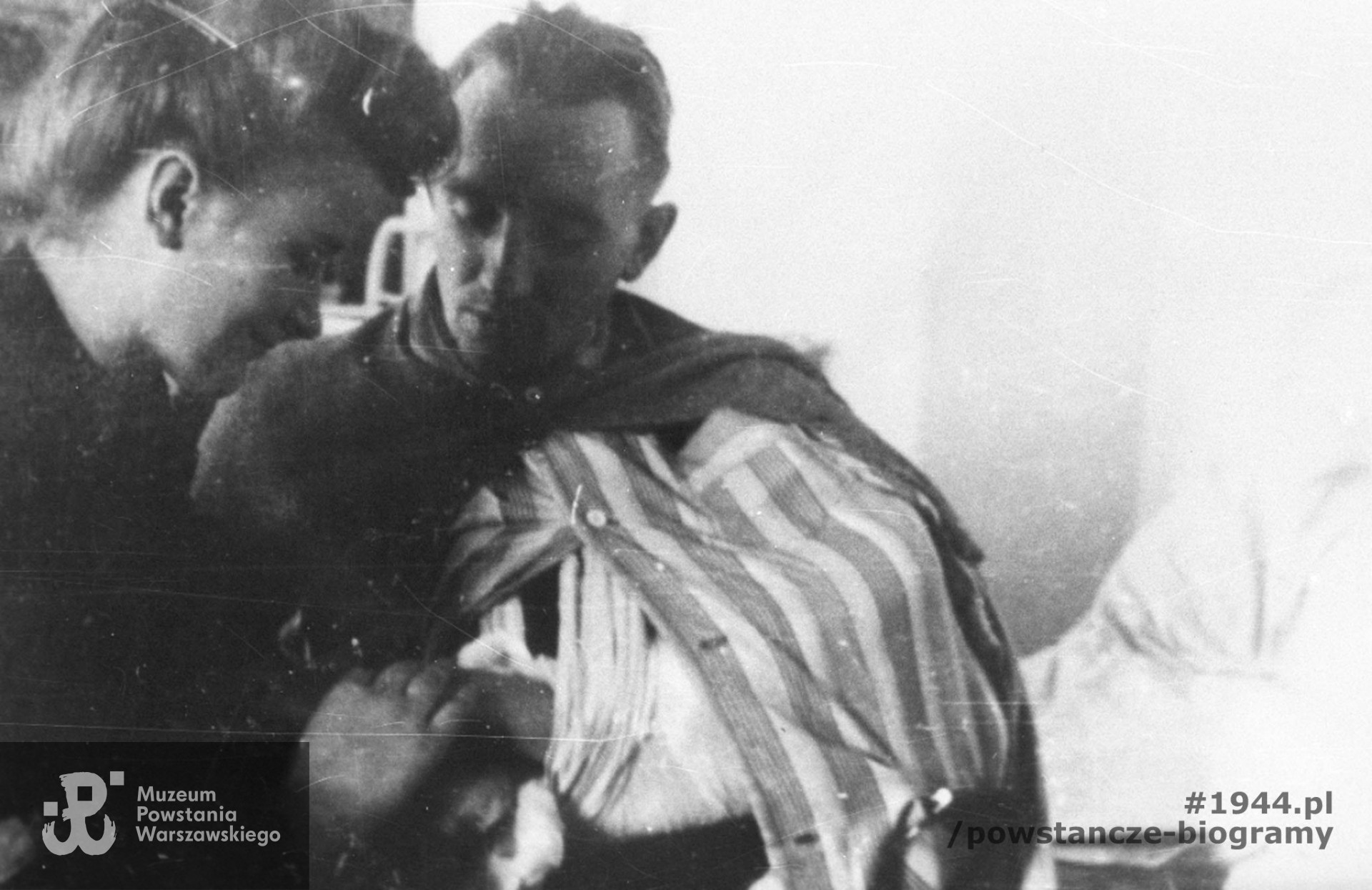 Ranni żołnierze batalionu "Chrobry I" w szpitalu na ul. Śniadeckich 17 (ewakuowany z ul. Senatorskiej Szpital Maltański). Łączniczka Krystyna Zapaśnik "Krystyna" i ppor.  "Marek" - Eugeniusz
Glass-Brudziński, zastępca dowódcy I Kompanii Szturmowej. Autorem fotografii jest Zygmunt Sowiński "Ostoja". Ze zbiorów Muzeum Powstania warszawskiego, sygn. MPW-IP/7368