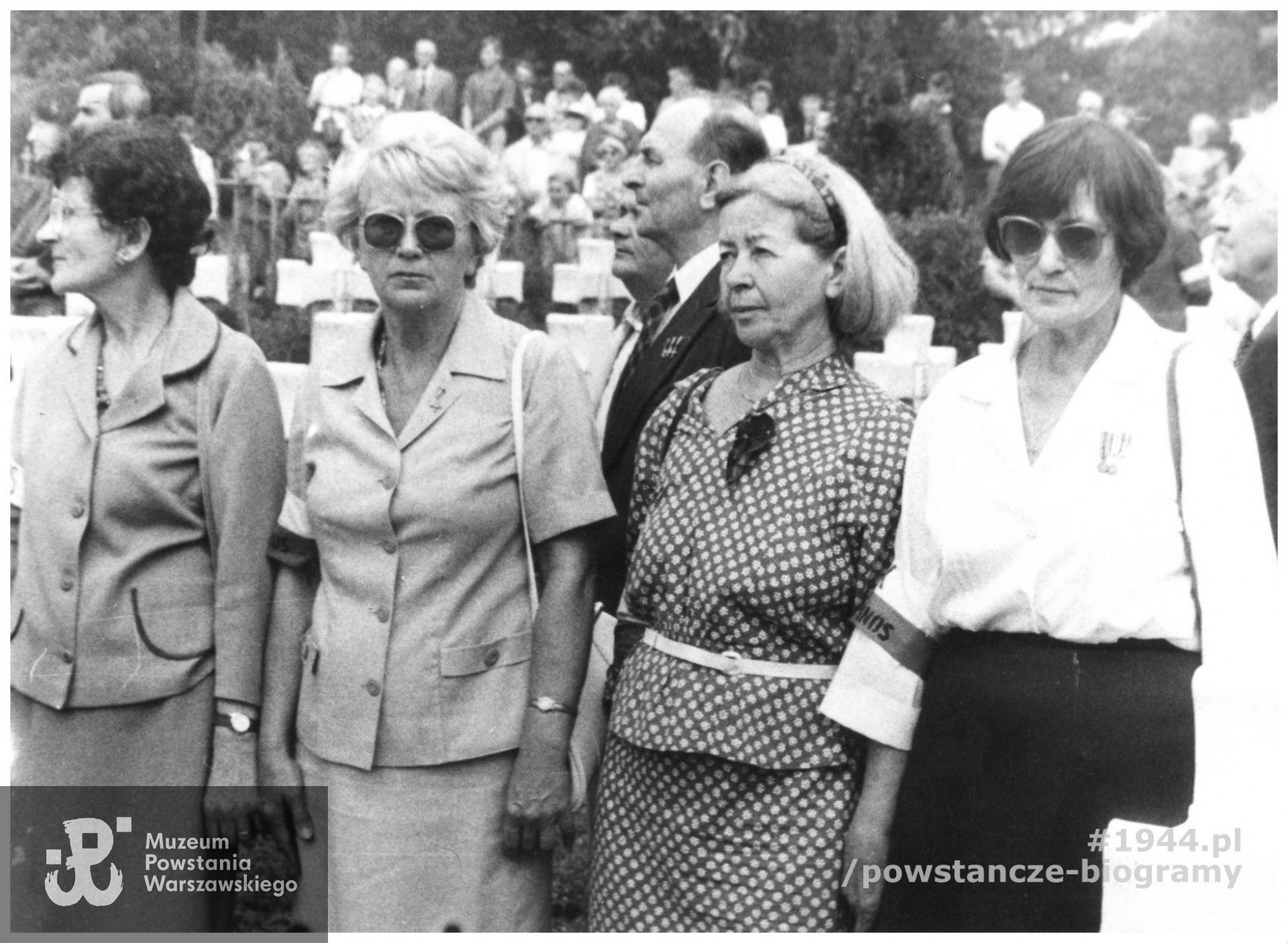 Fotografia powojenna - uroczystości na Cmentarzu w Wierszach. Stoją od lewej: Maria Słysz ps. "Myszka",  Danuta Dziewicka ps. "Danuta",  Małgosia Grześkowiak ps. "Śmieszka", Halina Ciężkiewicz ps. "Jutrzenka". Fot. ze zbiorów Muzeum Powstania Warszawskiego, sygn. P/5813