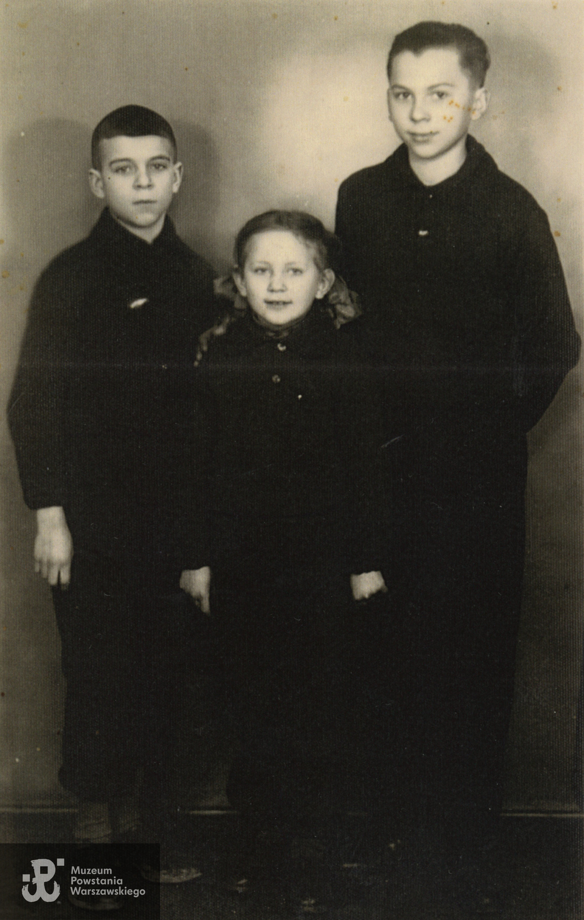 Warszawa, 1943 rok. Od lewej Alojzy, Urszula, Stanisław. Fot. ze zbiorów rodzinnych p. Alojzego Gzelli
