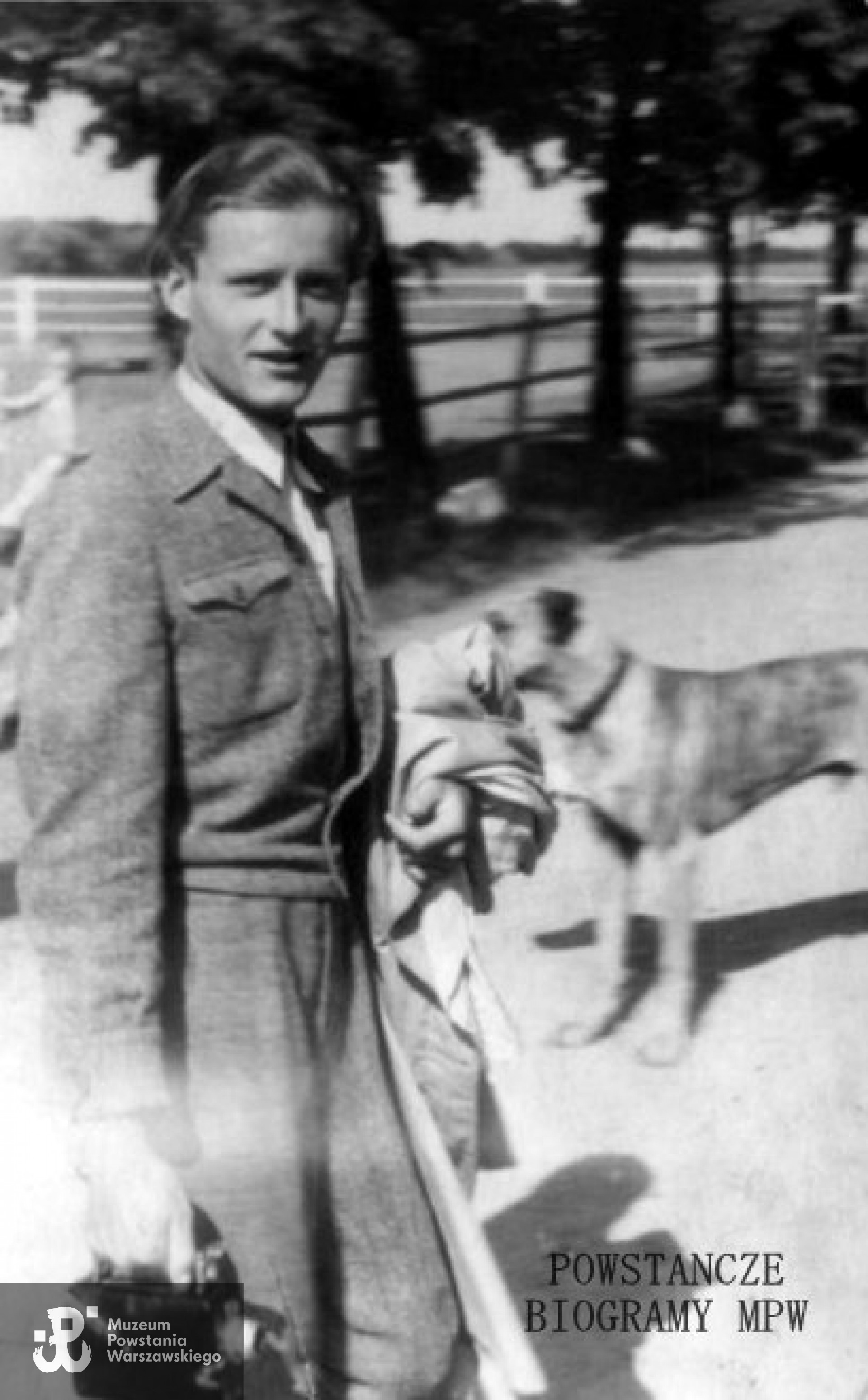 Wyruszający do Powstania Władysław Krzysztof "Pilawa" Grabiński herbu Pomian w majątku Walewice - zdjęcie wykonane w końcu lipca 1944 roku. Fot. archiwum rodzinne.