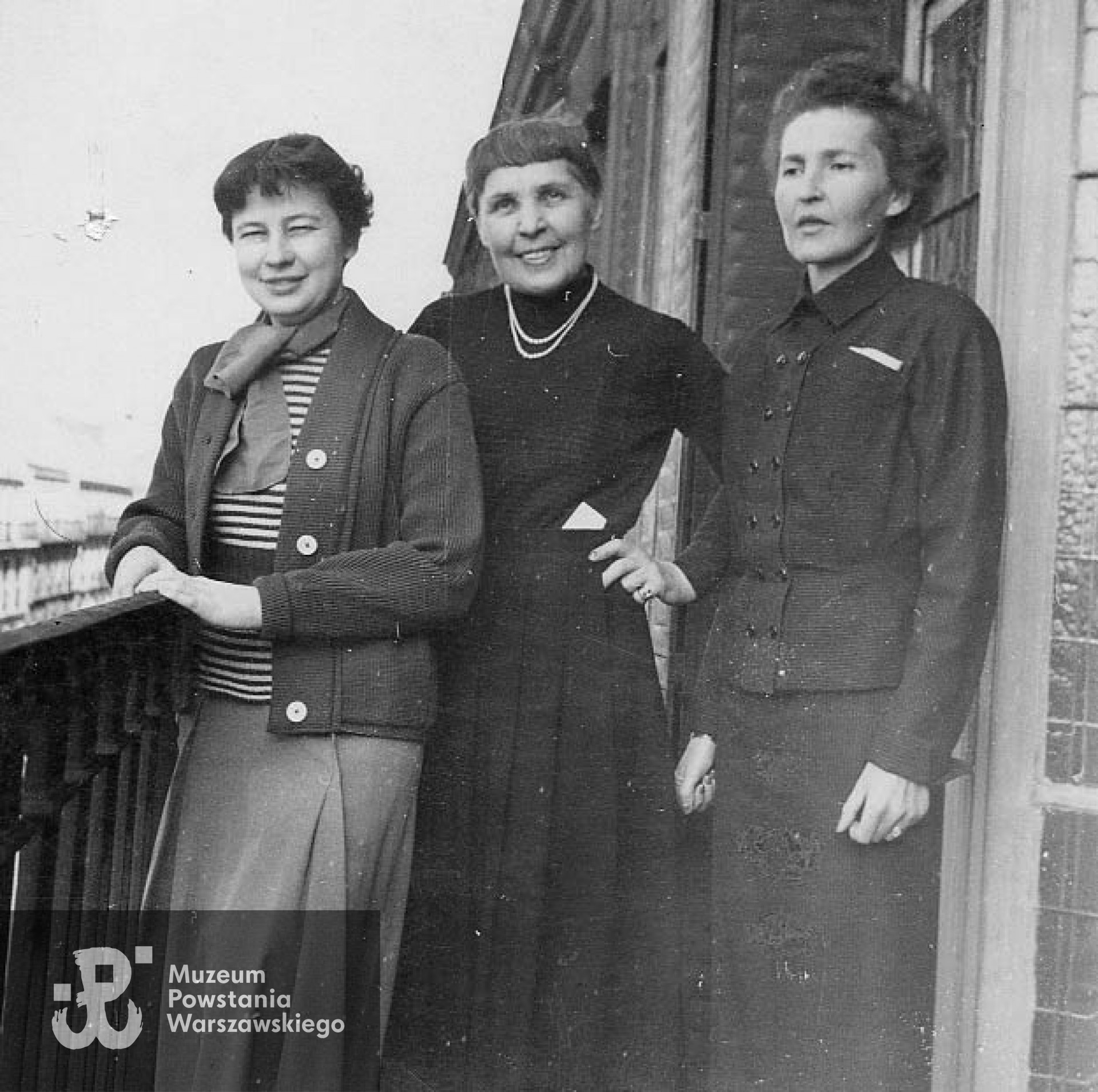 Na zdjęciu z matką Haliną Bronikowską i siostrą Lilą. Irena stoi pierwsza od prawej. Zbiory Marii Chełkowskiej z Psarskich.