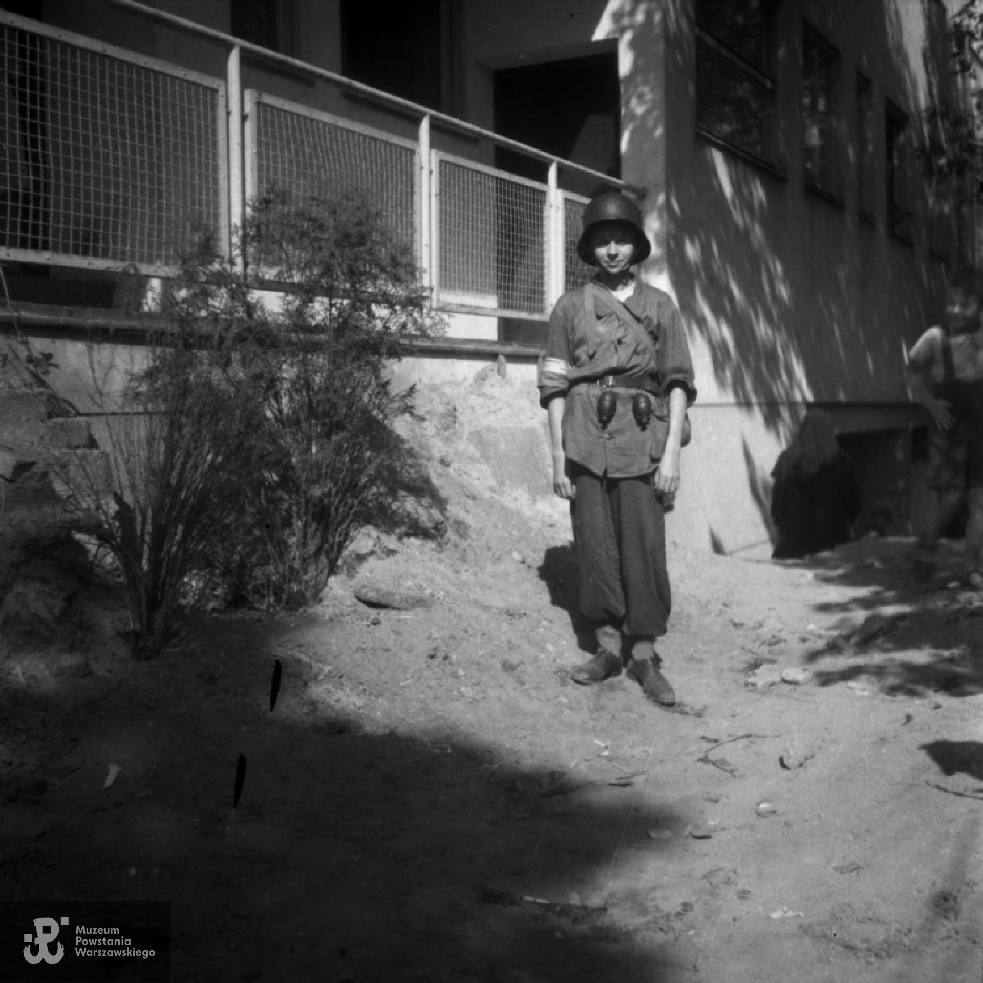St.strz. Karol Lewandowski "Karolek" ze Zgrupowania "Żniwiarz" przed domem przy ulicy Mickiewicza 34. Fot. autorstwa Stefana Lewandowskiego, ze zbiorów fototeki MPW, sygn. MPW-IN/4295