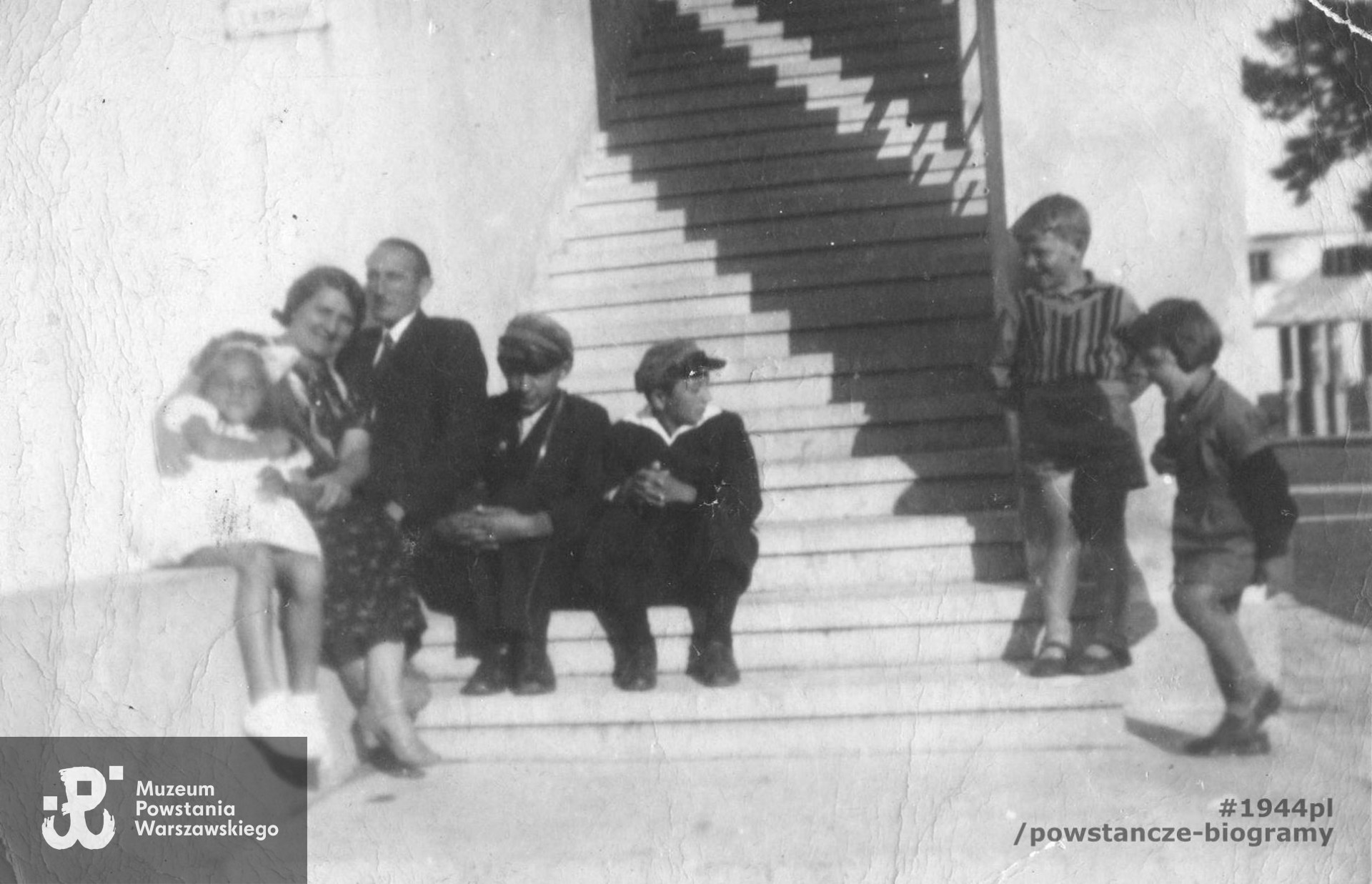 Fotografia wykonana na przełomie lat 20-tych i 30-tych na warszawskim AWF-ie. Rodzina Lau siedząca na schodach,  od lewej:córka Halina, rodzice Anna i  Zygmunt, synowie Zdzisław i Geniek. Fot. ze zbiorów rodzinnych, udostępnił p. Paweł Polz 