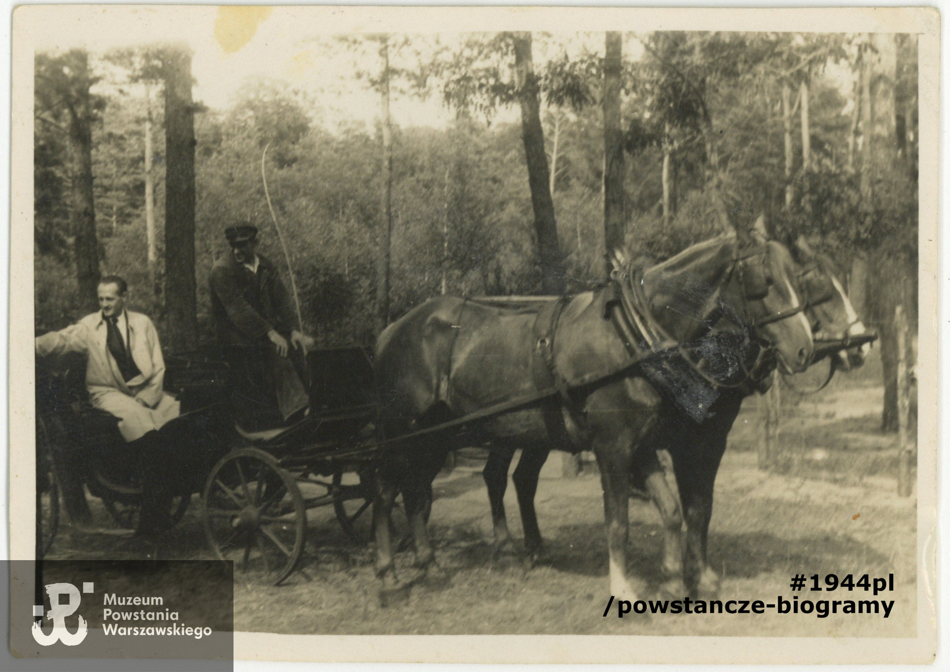 Unikatowa fotografia przedstawiająca dr. Józefa Mariana Piaseckiego ps. Marian na wozie, w lipcu 1940 roku.  Zdjęcie pochodzi z kolekcji pamiątkowych fotografii ze Szpitala Wolskiego z 1940 roku należących do  Konstantego Jerzego Kiersnowskiego ps. Giedroyć, który to po kampanii wrześniowej przebywał w szpitalu na Płockiej na kilkumiesięcznym leczeniu.  Obecnie fotografia znajduje się w  archiwum rodzinnym p. Jolanty Stasiak z d. Kiersnowskiej, córki "Giedroycia"