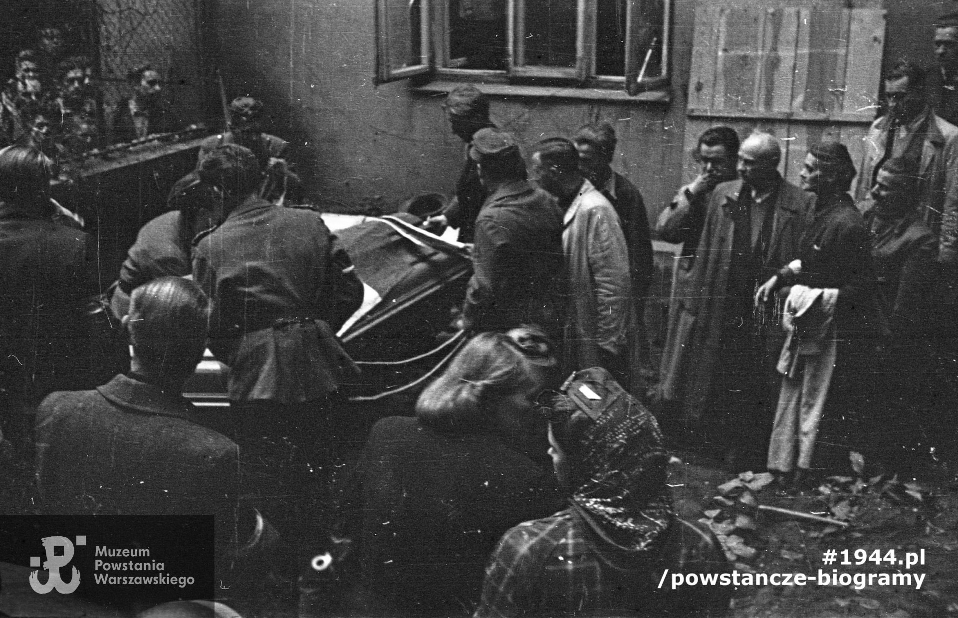Fotografia z Powstania Warszawskiego, II połowa września 1944 r.  Pogrzeb kpr. pchor. Bohdana Sobocińskiego, syna płk Albina Sobocińskiego "Roland" z OW - KB na podwórzu kamienicy Szopena 16. Autorem zdjęcia jest Marian Grabski "Wyrwa". Fot. ze zbiorów Muzeum Powstania Warszawskiego
