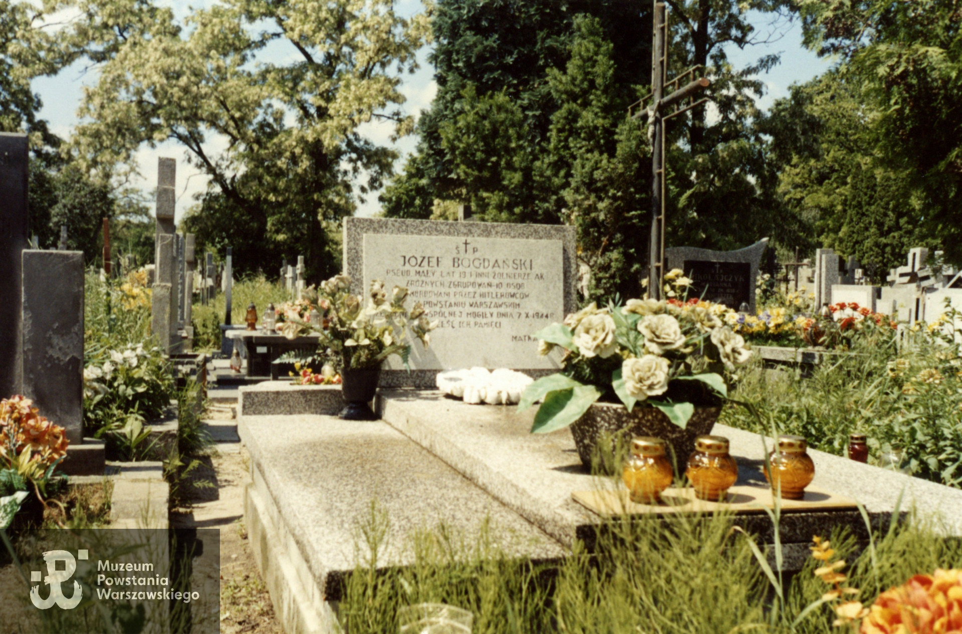  Pruszków, Cmentarz  parafii Matki Bożej Częstochowskiej w Żbikowie - mogiła zbiorowa żołnierzy Armii Krajowej i Powstania Warszawskiego. Fot. ze zbiorów Muzeum Powstania Warszawskiego, przekazała p. Elżbieta Łukojko, siostrzenica Powstańca.