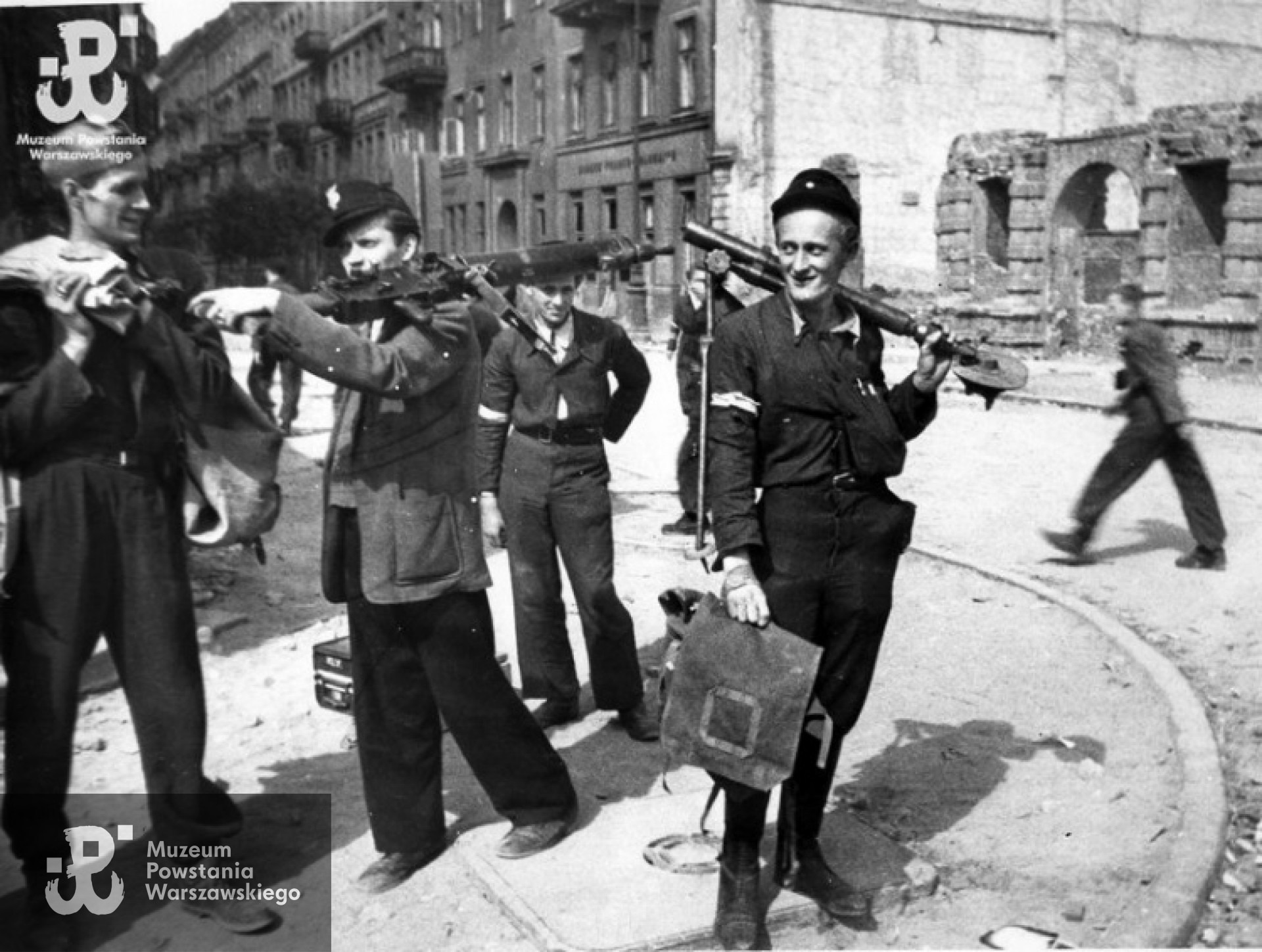 Fotografia z Powstania Warszawskiego. Śródmieście Północne, 23 sierpnia 1944 r.  Powstańcy przy wylocie ul. Czackiego na ul. Świętokrzyską z bronią zdobytą po zajęciu gmachu komendy policji na Krakowskim Przedmieściu. Od lewej: [prawdopodobnie] kpr. z cenz. Tadeusz Jerzy Depczyk "Drohojemski I" ze zgrupowania "Gurt", plut. pdch. Zygmunt Sadkowski "Wacek" (z niemieckim lekkim karabinem maszynowym typu MG 08/15 „Maxim” na ramieniu), strz. Julian Bednarski "Morski" - obaj z kompani "Lewara" i [prawdopodobnie] strz. Ryszard Lipski "Zimny" ze zgrupowania "Bartkiewicz". W tle od prawej: ruiny kamienicy Czackiego 2, dalej dom Czackiego 4, 6, 8 i 10. Fot. autorstwa Joachima Joachimczyka, ze zbiorów Fototeki MPW  sygn. MPW-IK/1942