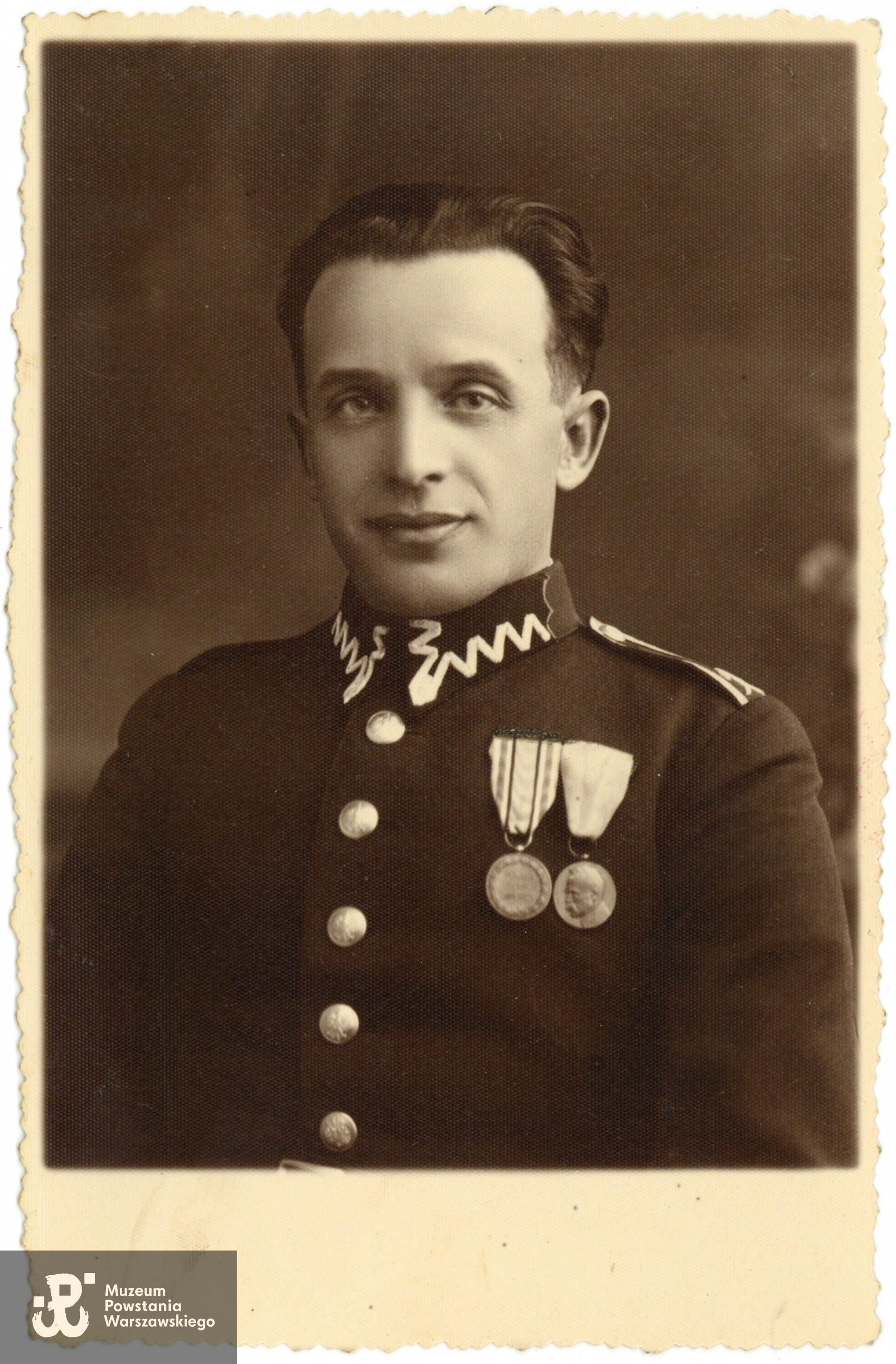 por. Stefan Czyżewski "Kajtek" (1901-1944).  Na mudnurze  widoczne medale: Polska Swemu Obrońcy 1918-1921 i  Medal Dziesięciolecia Odzyskania Niepodległości 1928 z podobizną marszałka Józefa Piłsudskiego.  Fot. ze zbiorów rodzinnych, udostępniła p. Kinga Rusin, wnuczka Powstańca