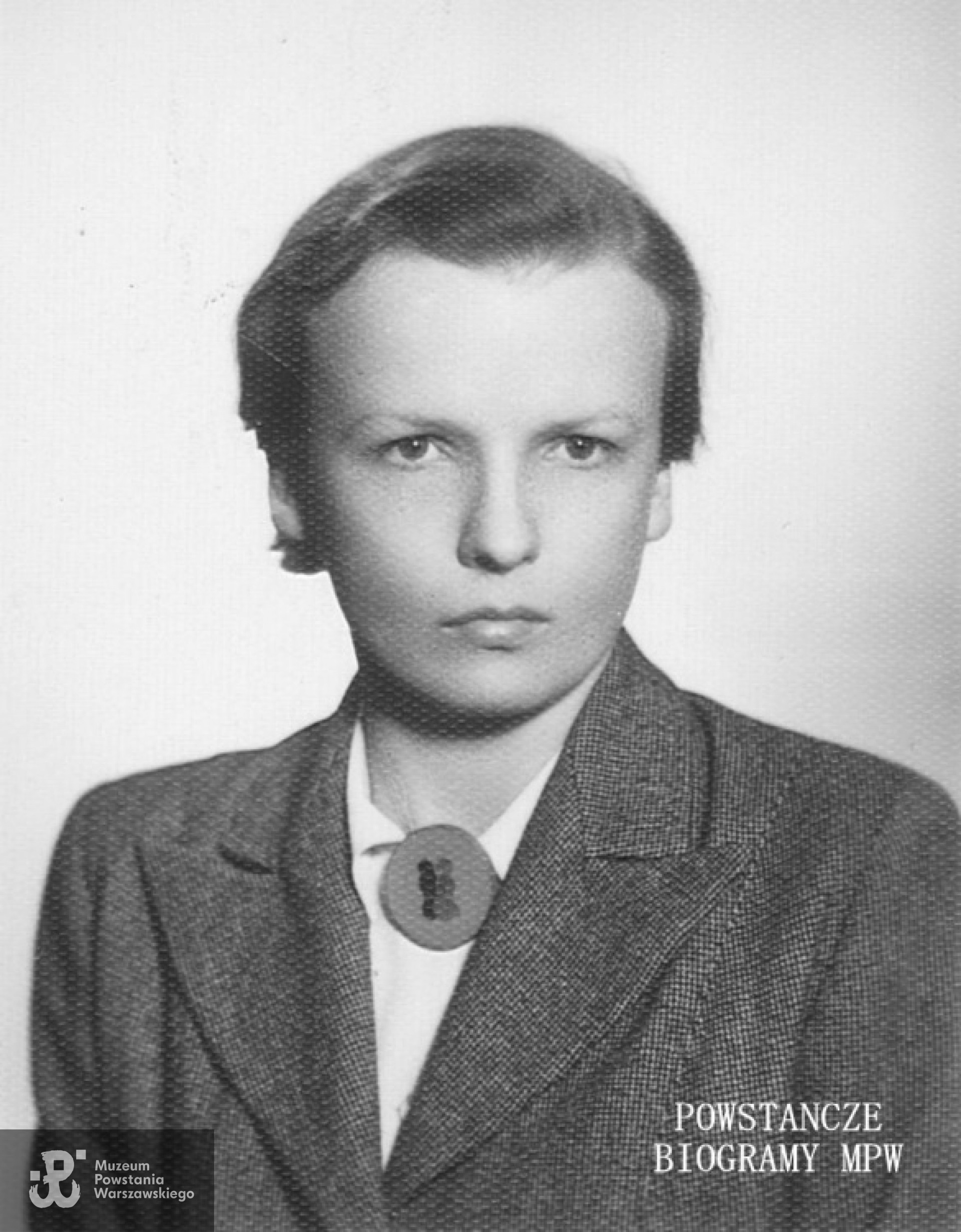 Zdjęcie legitymacyjne Ewy Stolarskiej. Fot. z  Archiwum Uniwersytetu Warszawskiego