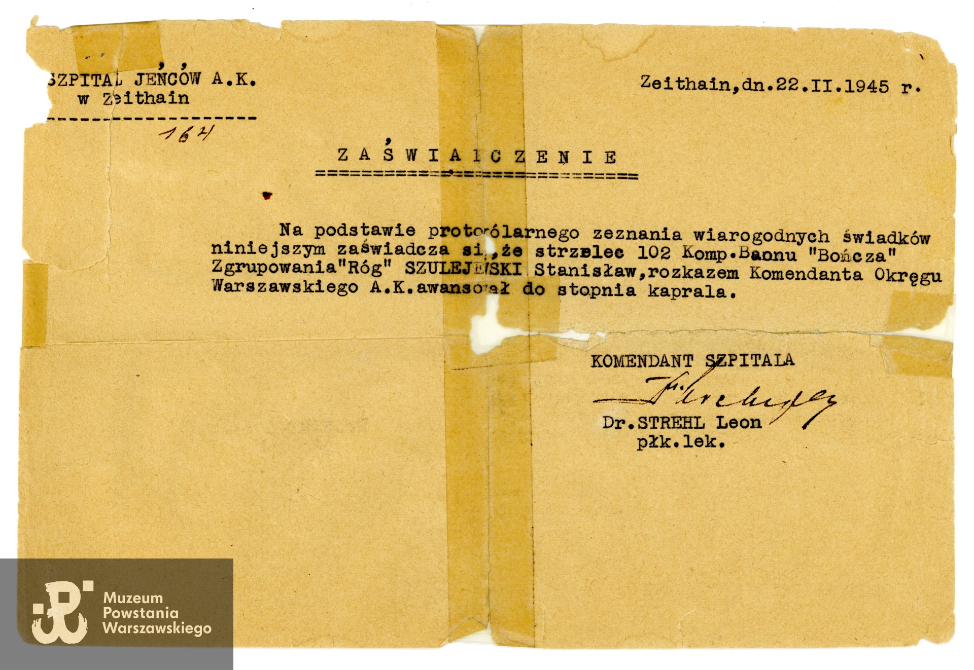 Zaświadczenie o awansie na stopień kaprala sporządzone na podstawie zeznań świadków,  podpisane przez płk. lek. Leona Strehla, Komendanta Szpitala Jeńców AK w Zeithain, dn. 22.02.1945. Ze zbiorów rodzinnych,   udostępniła p. Paulina Szulejewska. Skany wykonano w Muzeum Powstania Warszawskiego, 2023 r. 